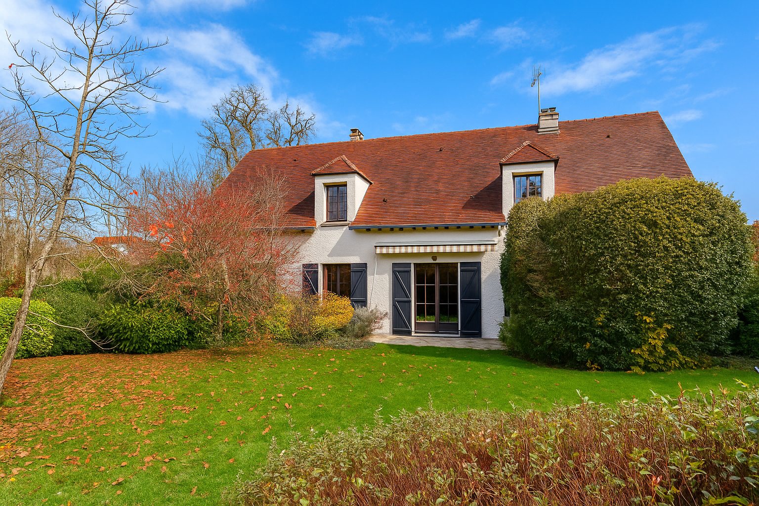 Beaux volumes et fort potentiel pour cette villa familiale de 197 m² sur un terrain de 1000 m² sescteur Côteaux-Monet