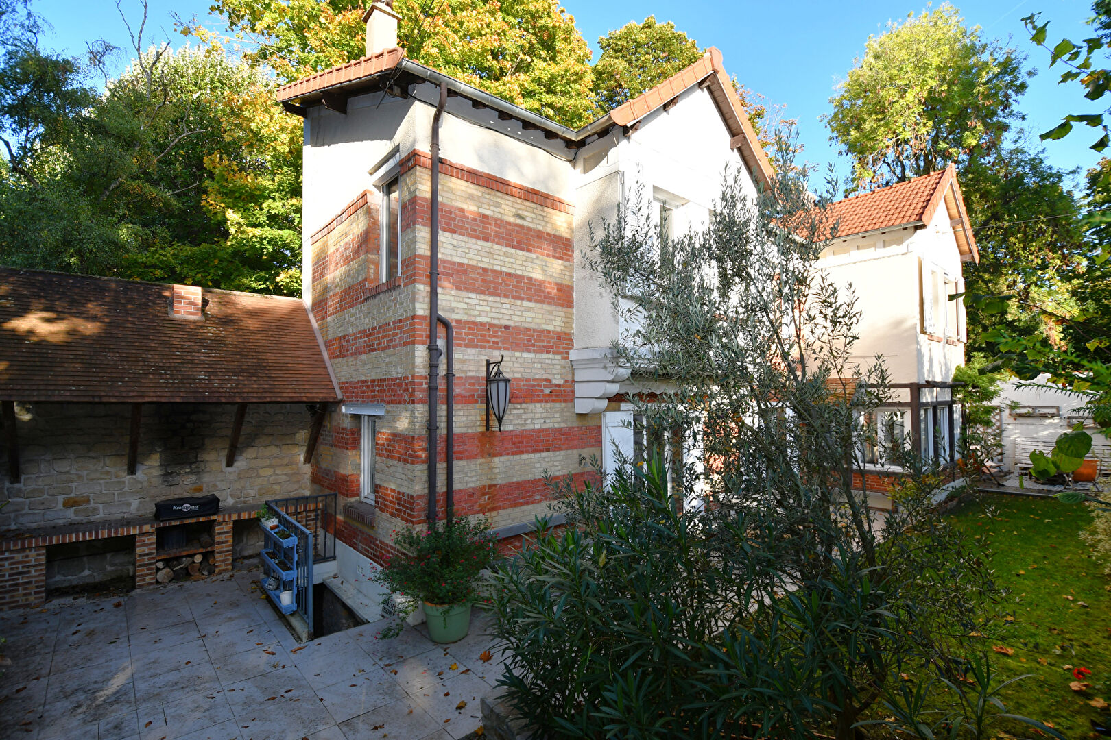 CHATOU, Maison ancienne pleine de charme de 143 m² au calme absolu, sans vis-à-vis à 12 mn RER