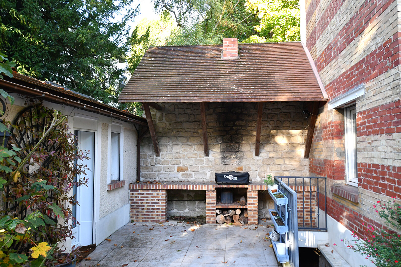 CHATOU, Maison ancienne pleine de charme de 143 m² au calme absolu, sans vis-à-vis à 12 mn RER