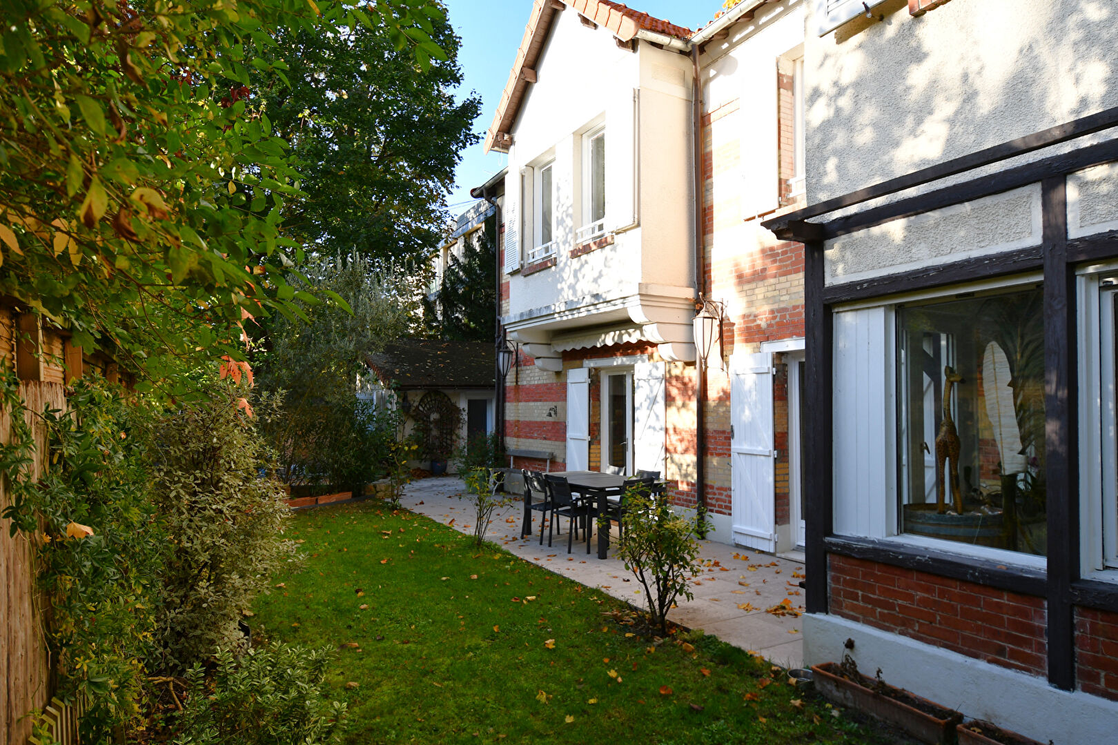 CHATOU, Maison ancienne pleine de charme de 143 m² au calme absolu, sans vis-à-vis à 12 mn RER