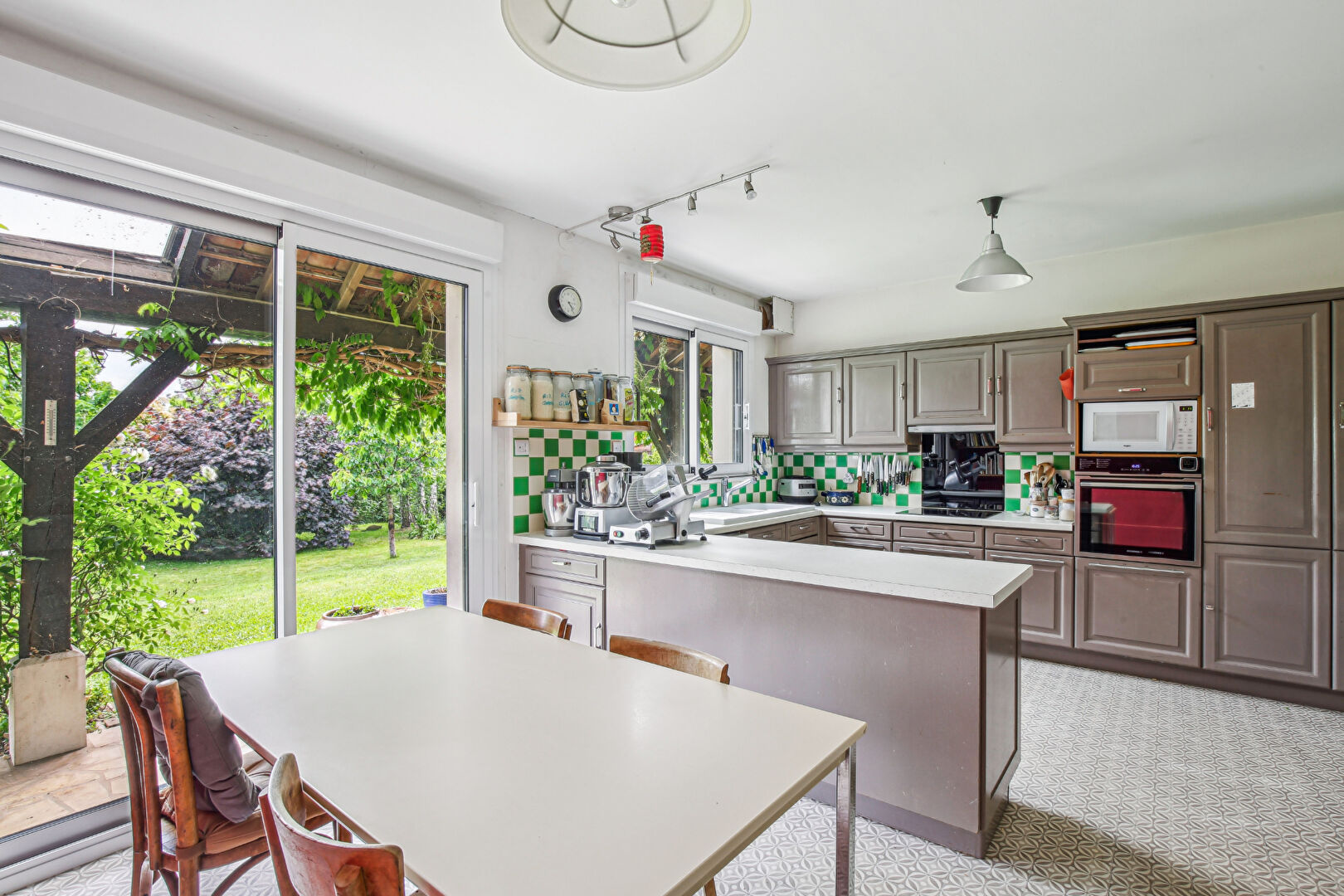 Maison  familiale  de 241 m2 avec 6 chambres sur un terrain de 801 m² à 5 mn du centre ville