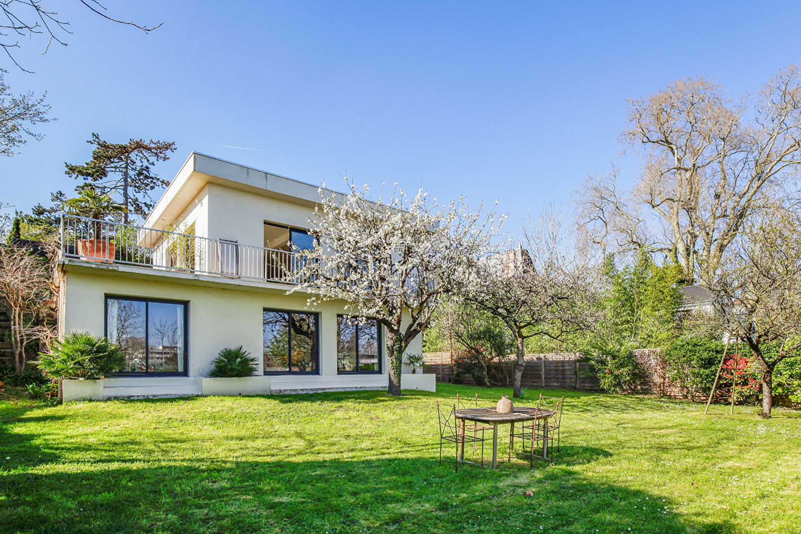 Maison d’architecte située à CHATOU avec 4 chambres de 184 m2 sur 914 M² de terrain à 11 mn du RER