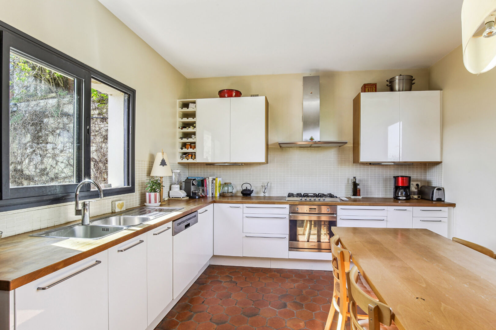 Maison d’architecte située à CHATOU avec 4 chambres de 184 m2 sur 914 M² de terrain à 11 mn du RER