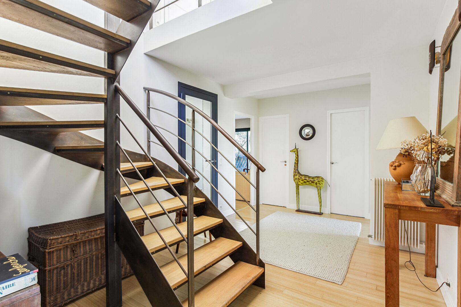 Maison d’architecte située à CHATOU avec 4 chambres de 184 m2 sur 914 M² de terrain à 11 mn du RER