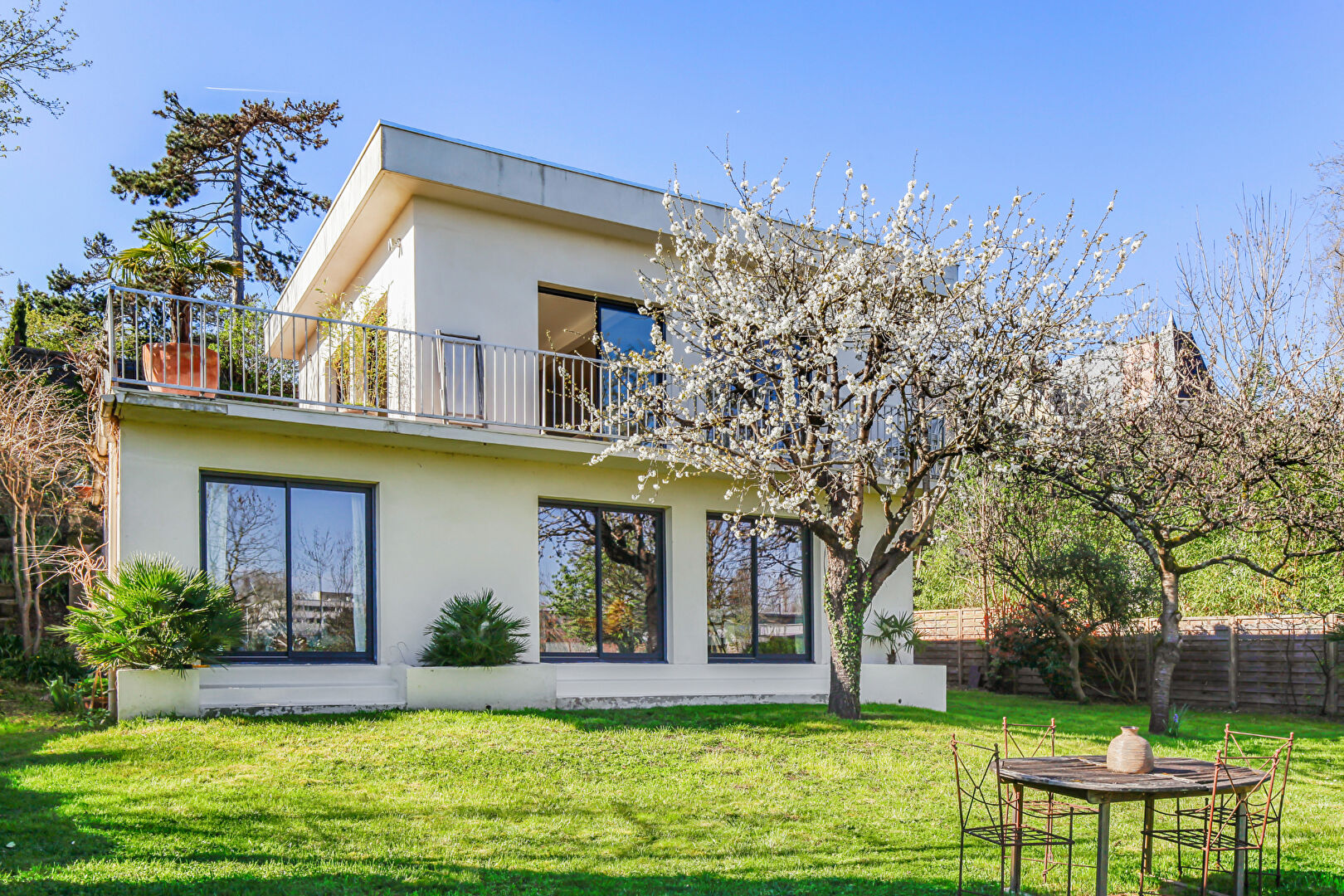 Maison d’architecte située à CHATOU avec 4 chambres de 184 m2 sur 914 M² de terrain à 11 mn du RER