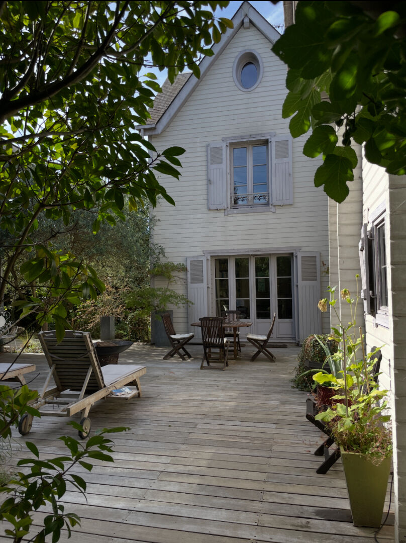 Maison de 326 m2 au sol située BAS DE CHATOU à 3 mn centre ville et du RER