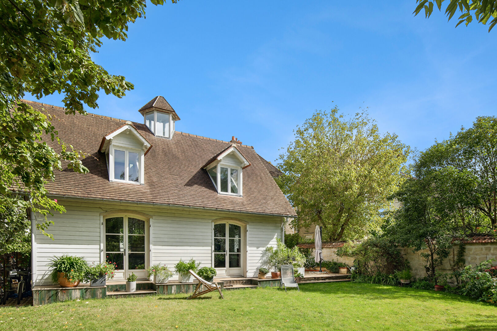 BAS DE CHATOU Maison familiale de charme avec un terrain de 800 m² au calme à 13 min à pied du RER