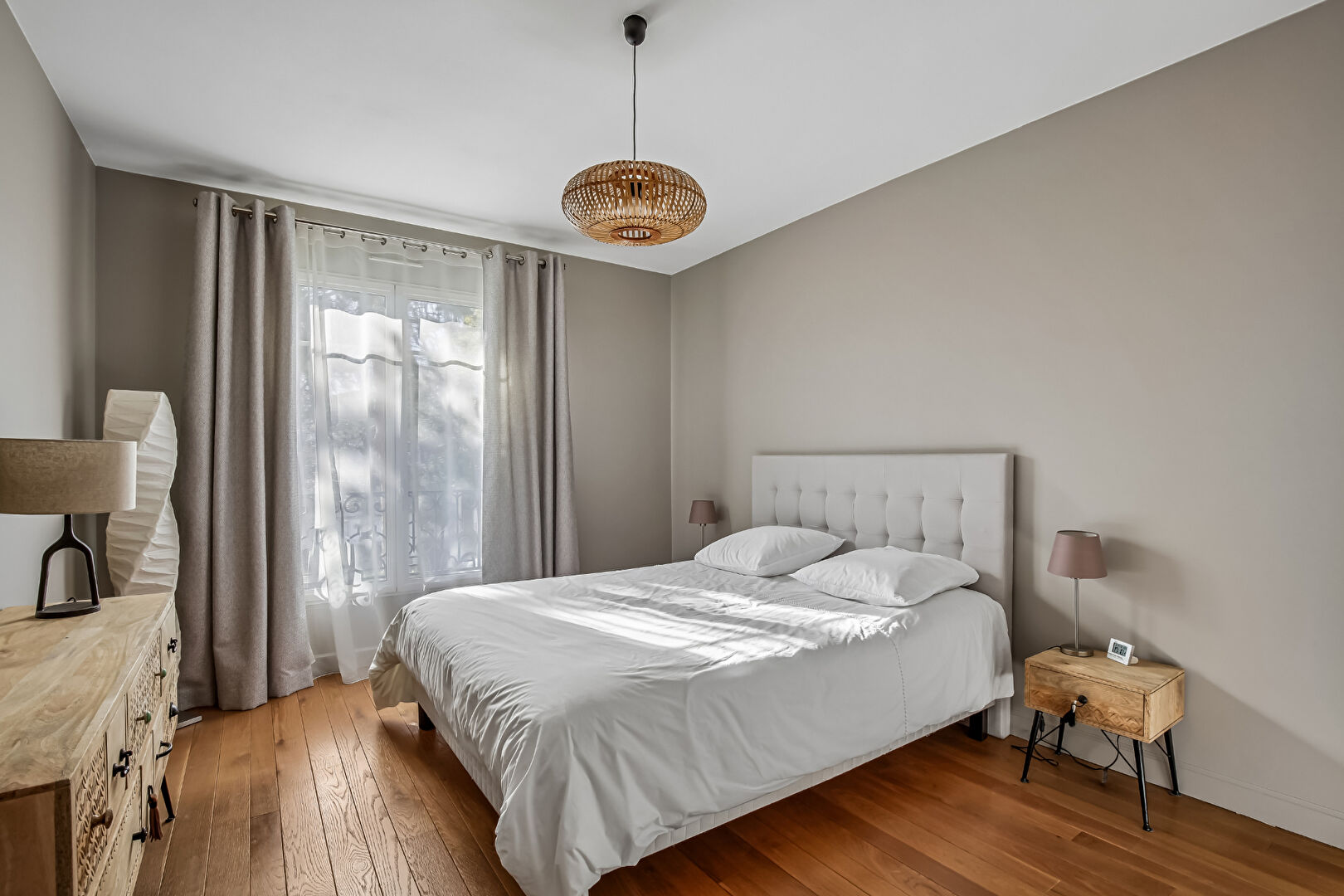 LE VESINET 4 MIN RER, MAGNIFIQUE PROPRIETE CONTEMPORAINE –  256 M² – TERRAIN 1202 M² – BELLES PRESTATIONS