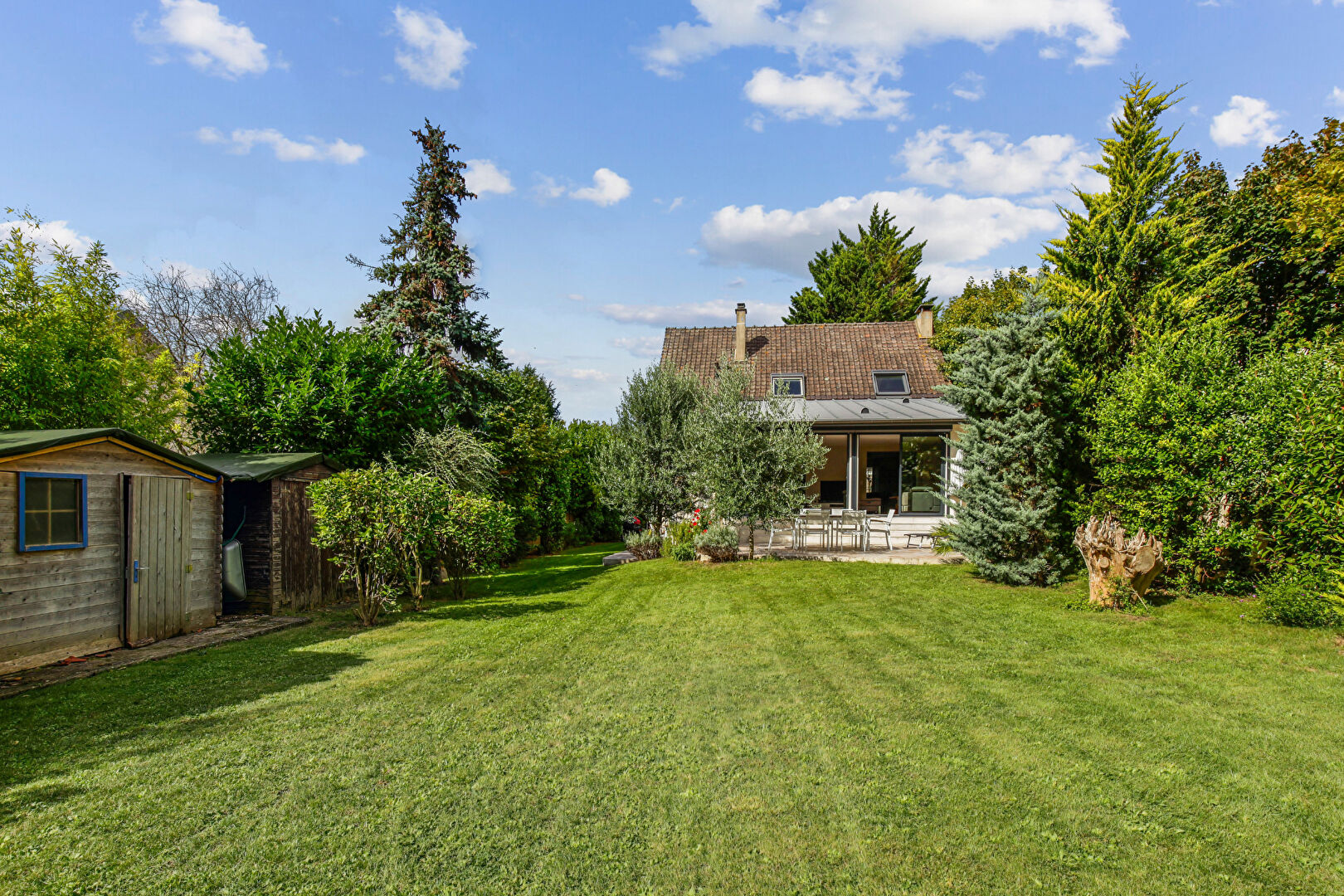 Maison située à Montesson avec 4 chambres de 225 m2 sur  un terrain de 941 m² à 5 mn du centre ville