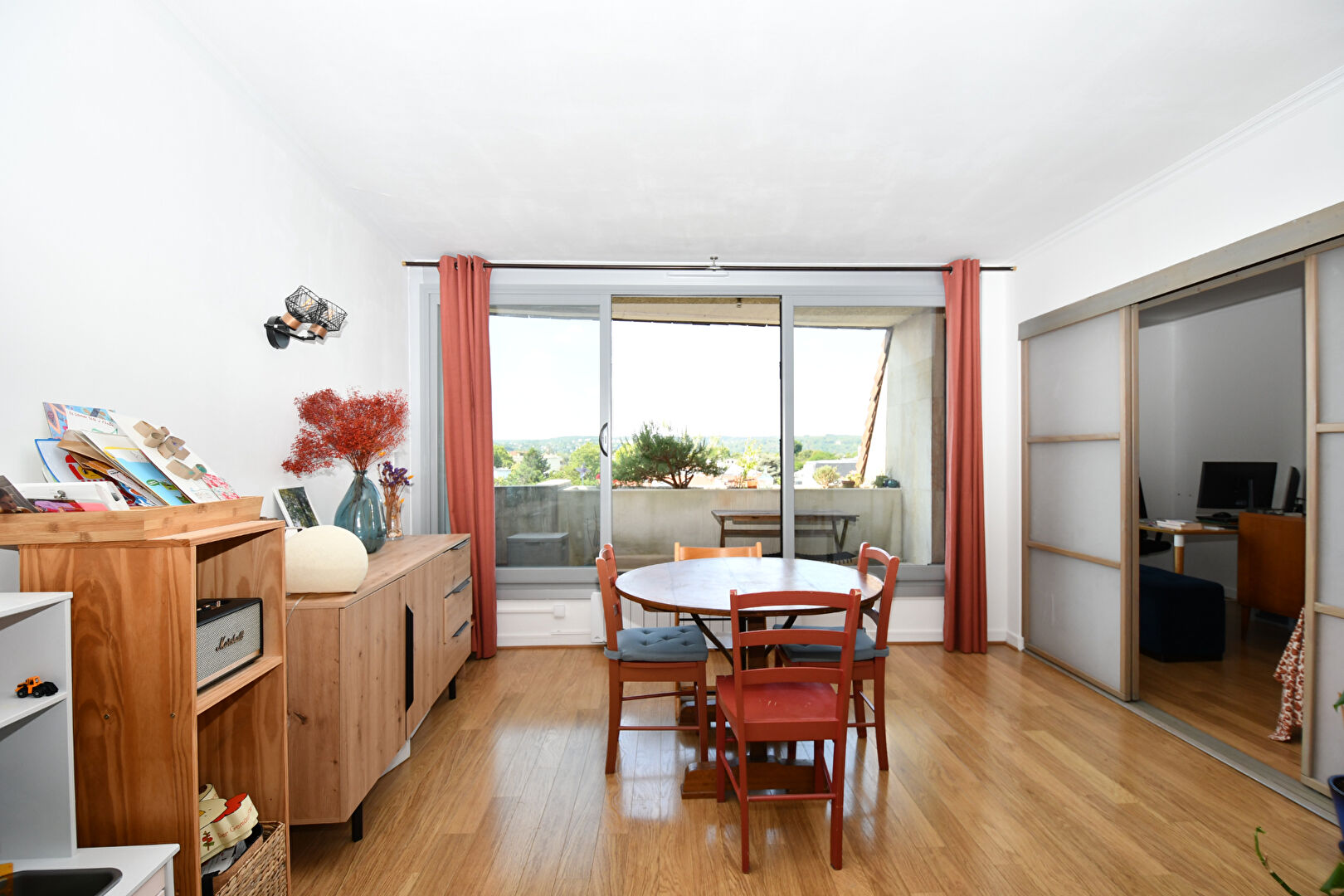 Appartement situé en hyper centre de Chatou de 70 m2 avec 2 chambres  au 4ème étage avec ascenseur