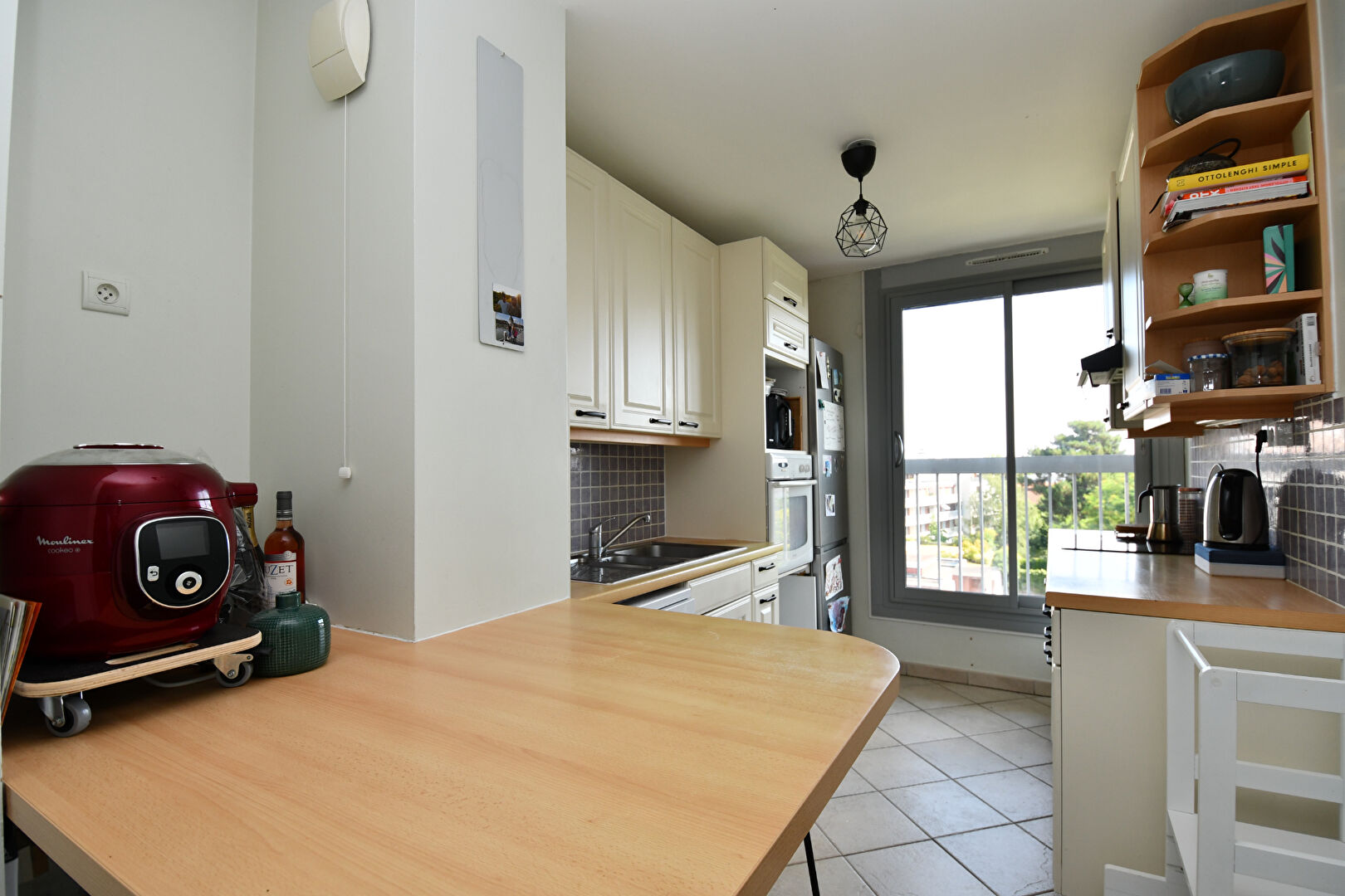 Appartement situé en hyper centre de Chatou de 70 m2 avec 2 chambres  au 4ème étage avec ascenseur