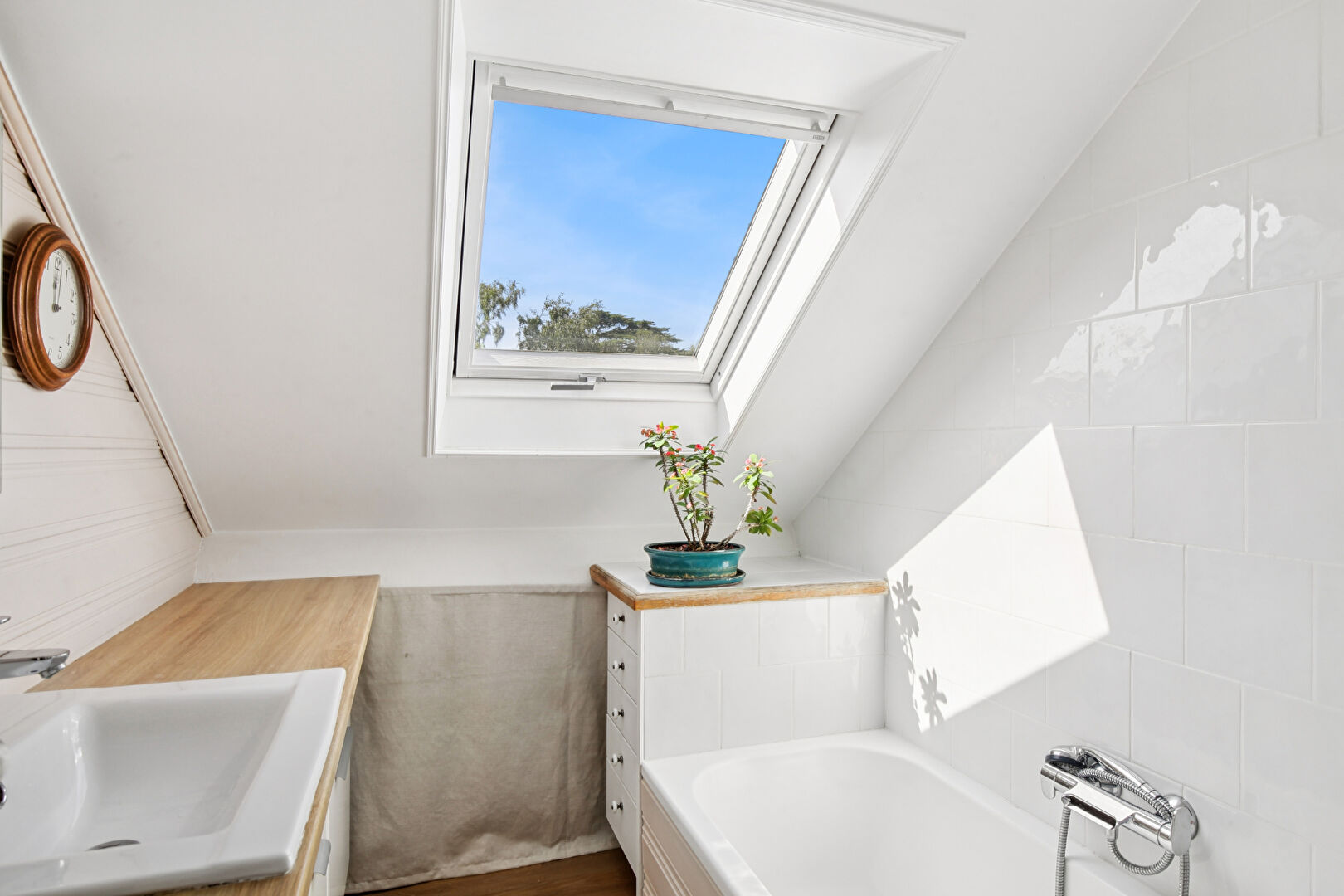 BAS DE CHATOU Maison familiale de charme avec un terrain de 800 m² au calme à 13 min à pied du RER