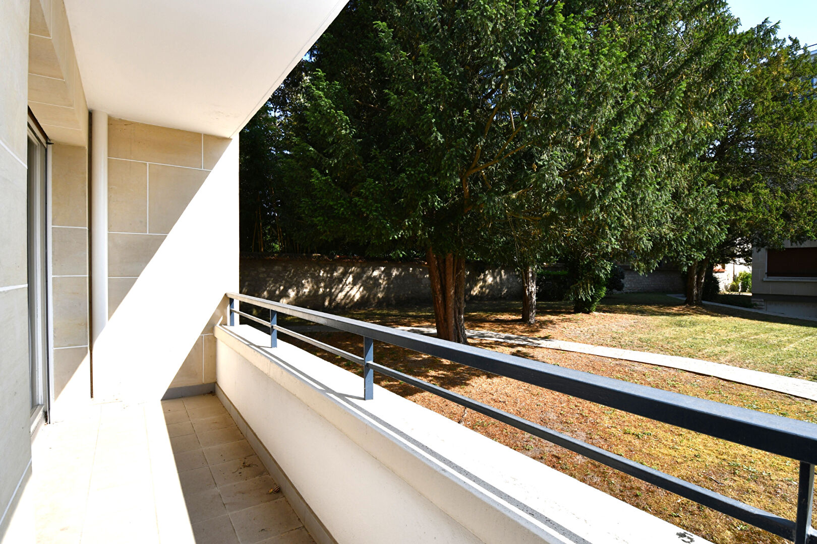 BAS DE CHATOU  Appartement 5 pièces avec balcon, cave et box