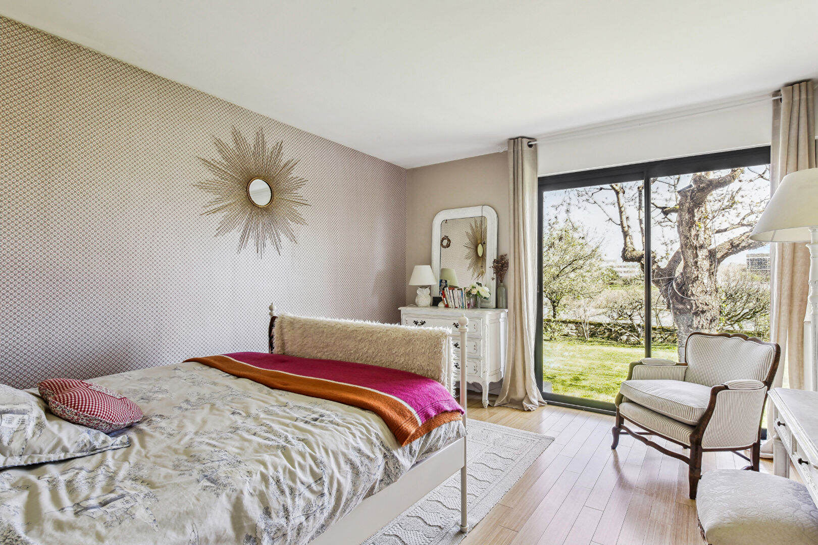 Maison d’architecte située à CHATOU avec 4 chambres de 184 m2 sur 914 M² de terrain à 11 mn du RER