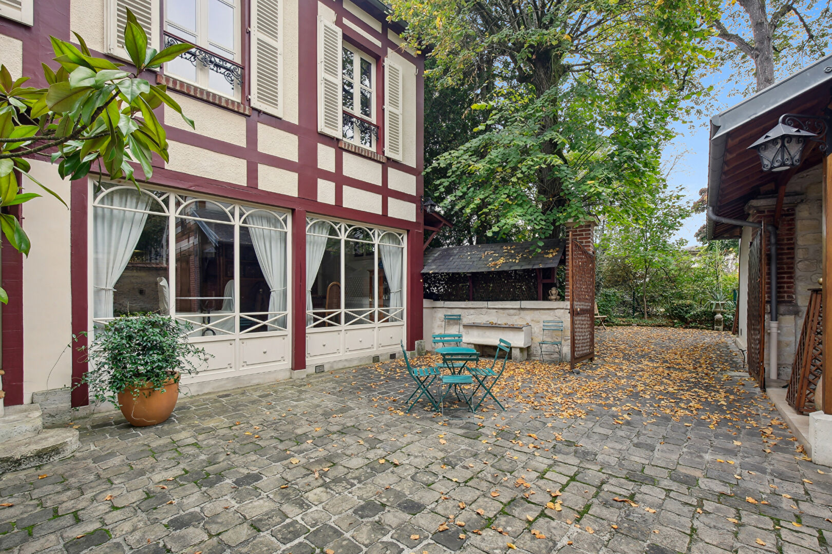 Photo BAS DE CHATOU - Charmante maison de caractère avec écuries réhabilitées et superbe jardin sans vis-à-vis image 2/6