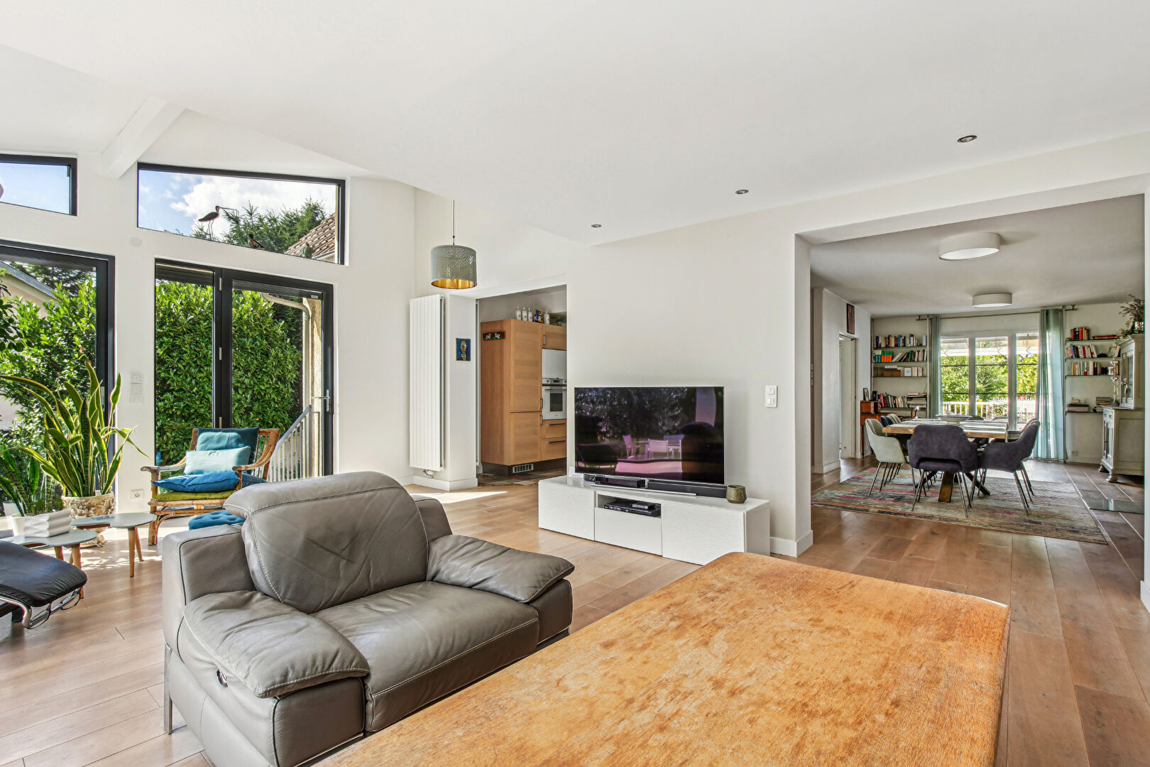 Maison située à Montesson avec 4 chambres de 225 m2 sur  un terrain de 941 m² à 5 mn du centre ville