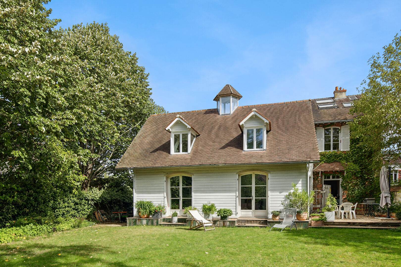 BAS DE CHATOU Maison familiale de charme avec un terrain de 800 m² au calme à 13 min à pied du RER