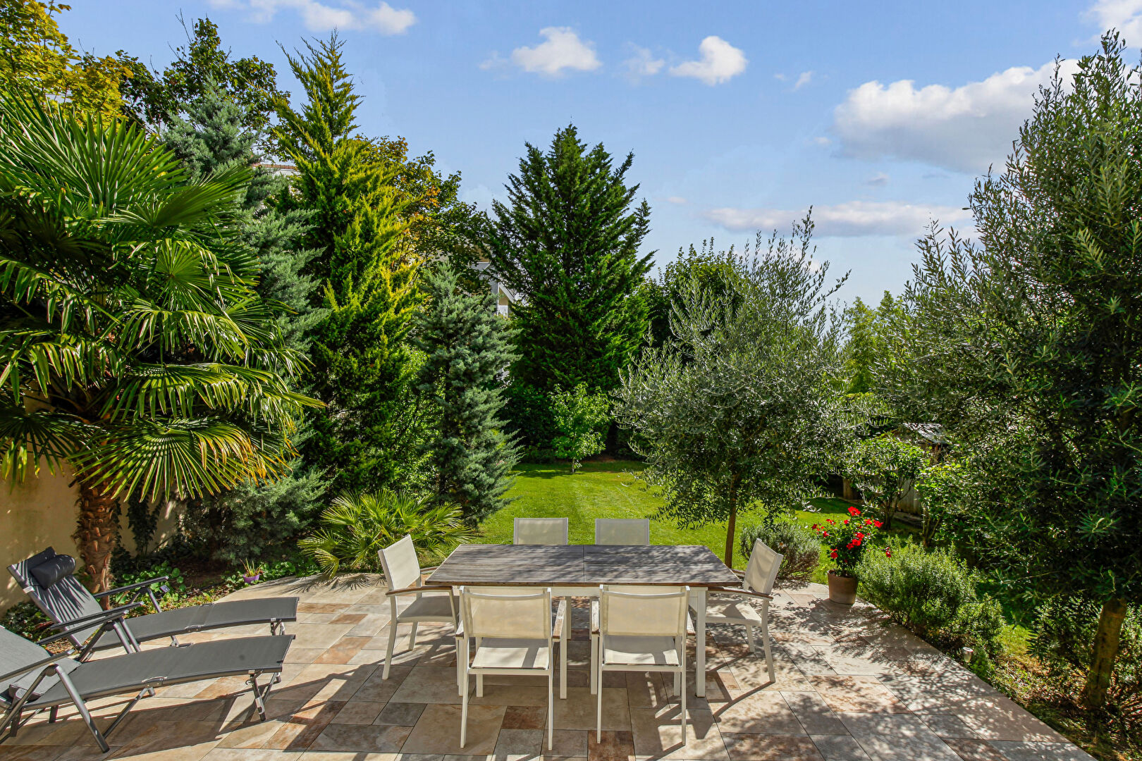 Maison située à Montesson avec 4 chambres de 225 m2 sur  un terrain de 941 m² à 5 mn du centre ville