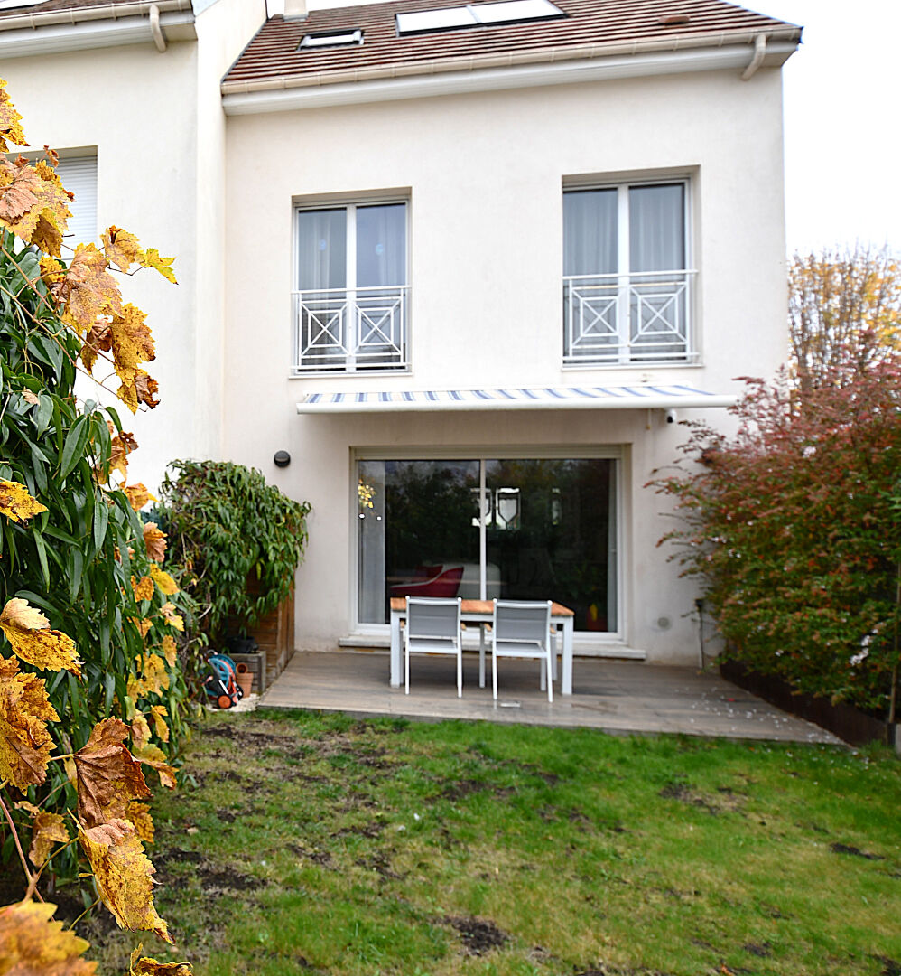 Maison de 117 m² loi carrez et 135 m² au sol avec 4 chambres sur terrain de 265 m²
