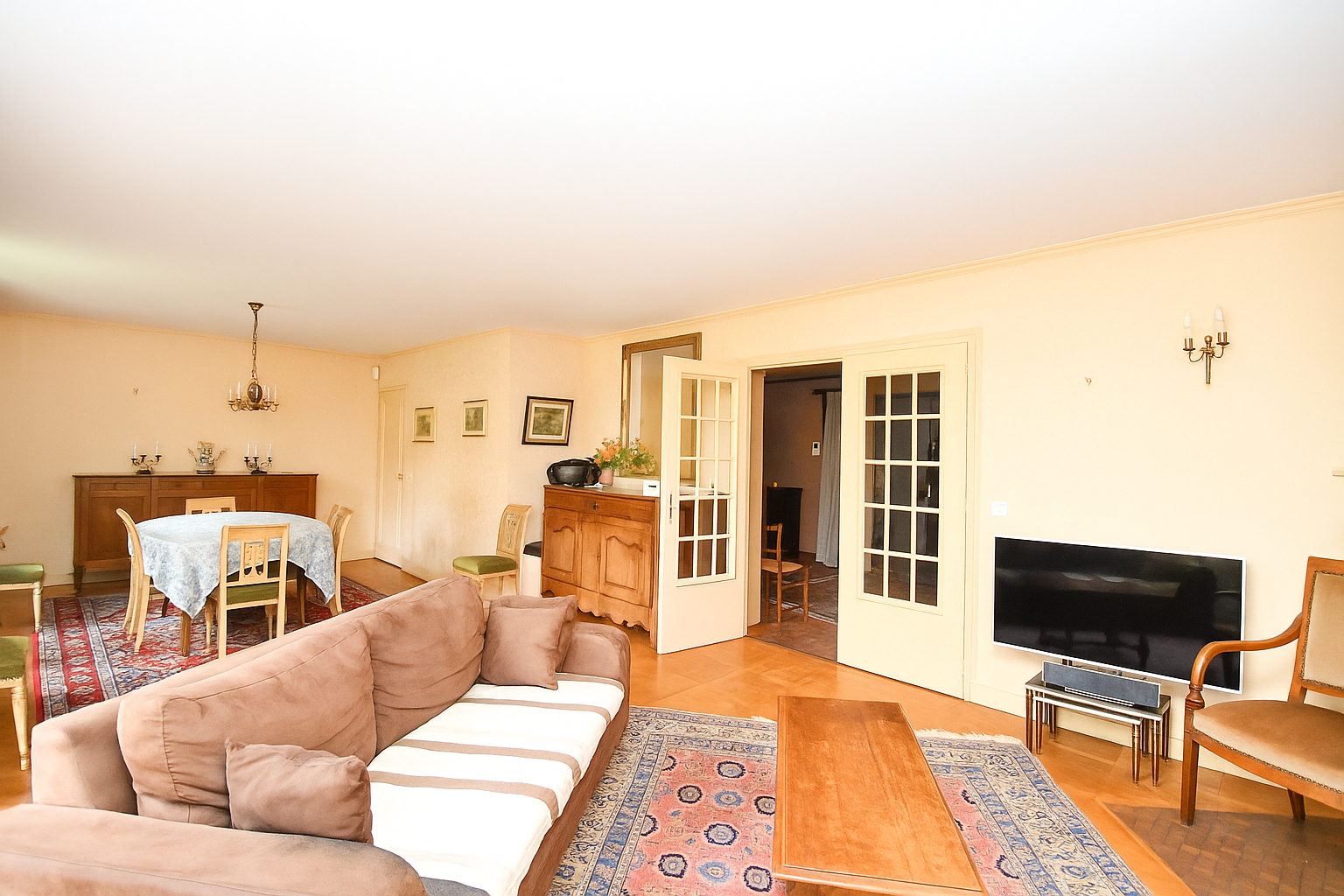 Beaux volumes et fort potentiel pour cette villa familiale de 197 m² sur un terrain de 1000 m² sescteur Côteaux-Monet