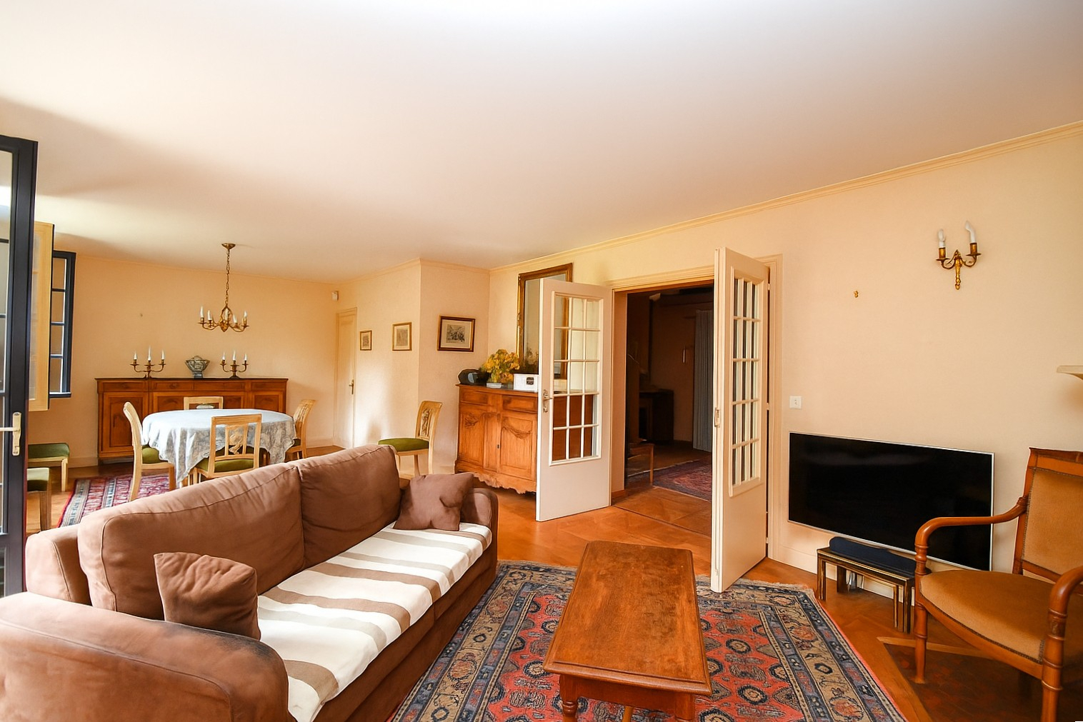 Beaux volumes et fort potentiel pour cette villa familiale de 197 m² sur un terrain de 1000 m² sescteur Côteaux-Monet