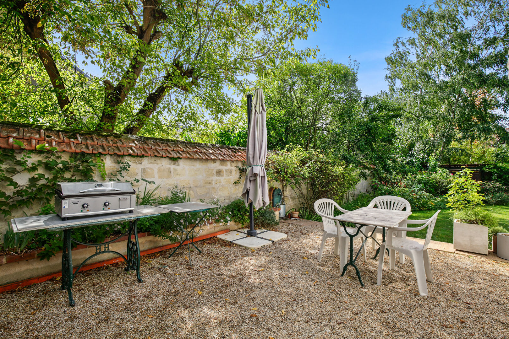 BAS DE CHATOU Maison familiale de charme avec un terrain de 800 m² au calme à 13 min à pied du RER