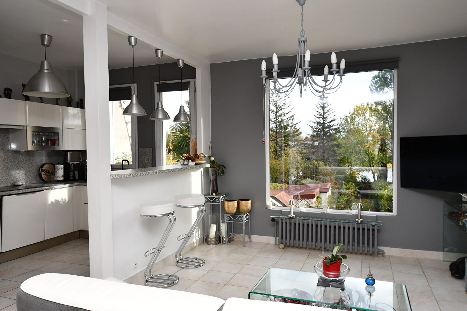 Chatou charmante  maison lumineuse  de 124 m²  au sol avec 3 chambres sur un terrain de 318 m² avec lumière et vue Seine