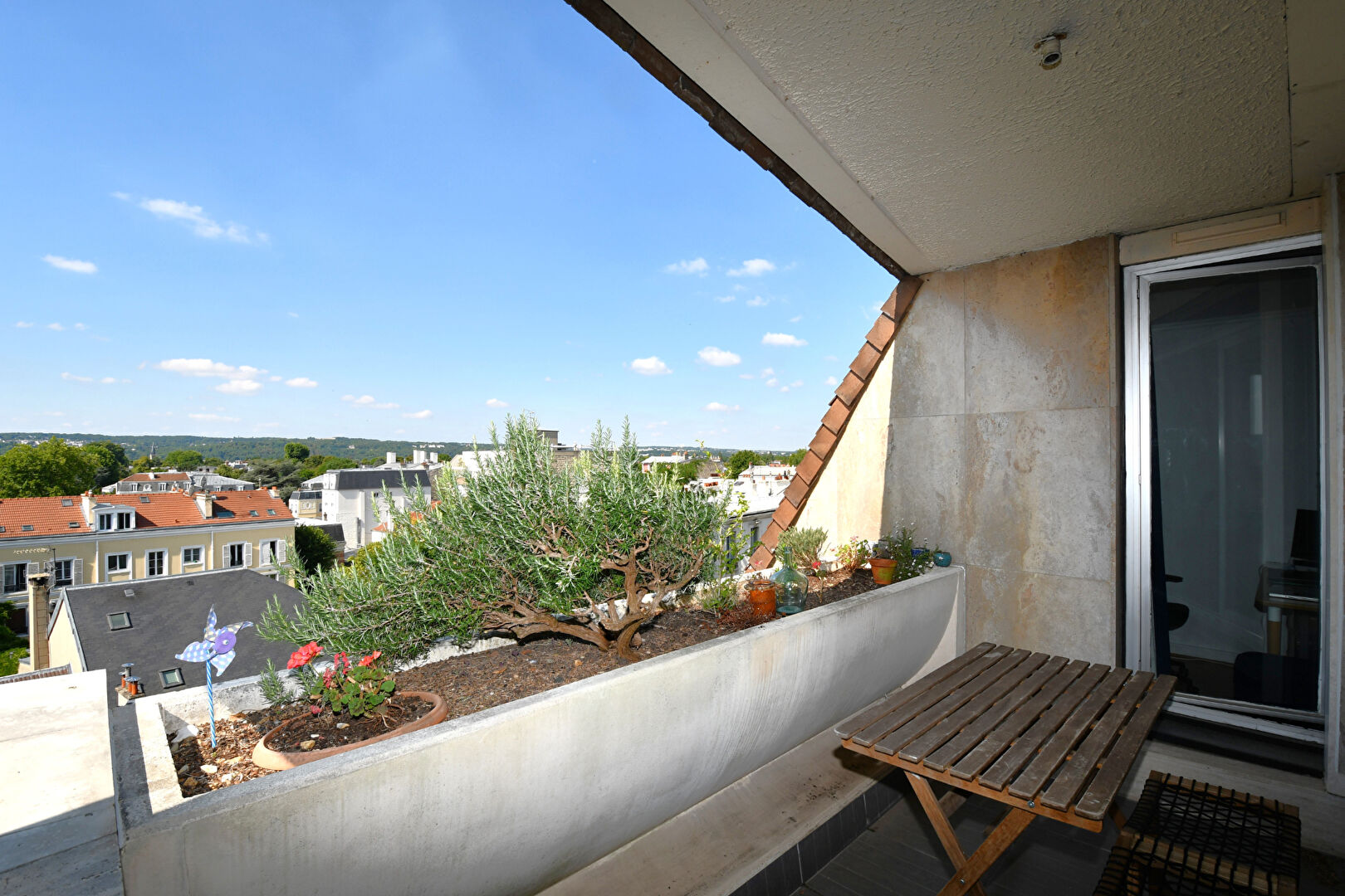 Appartement situé en hyper centre de Chatou de 70 m2 avec 2 chambres  au 4ème étage avec ascenseur