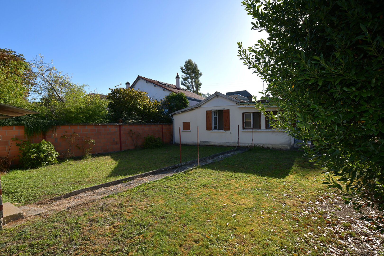 Maison  avec un projet d&rsquo;agrandissement et une dépendance aménagée sur un terrain de 714 m²