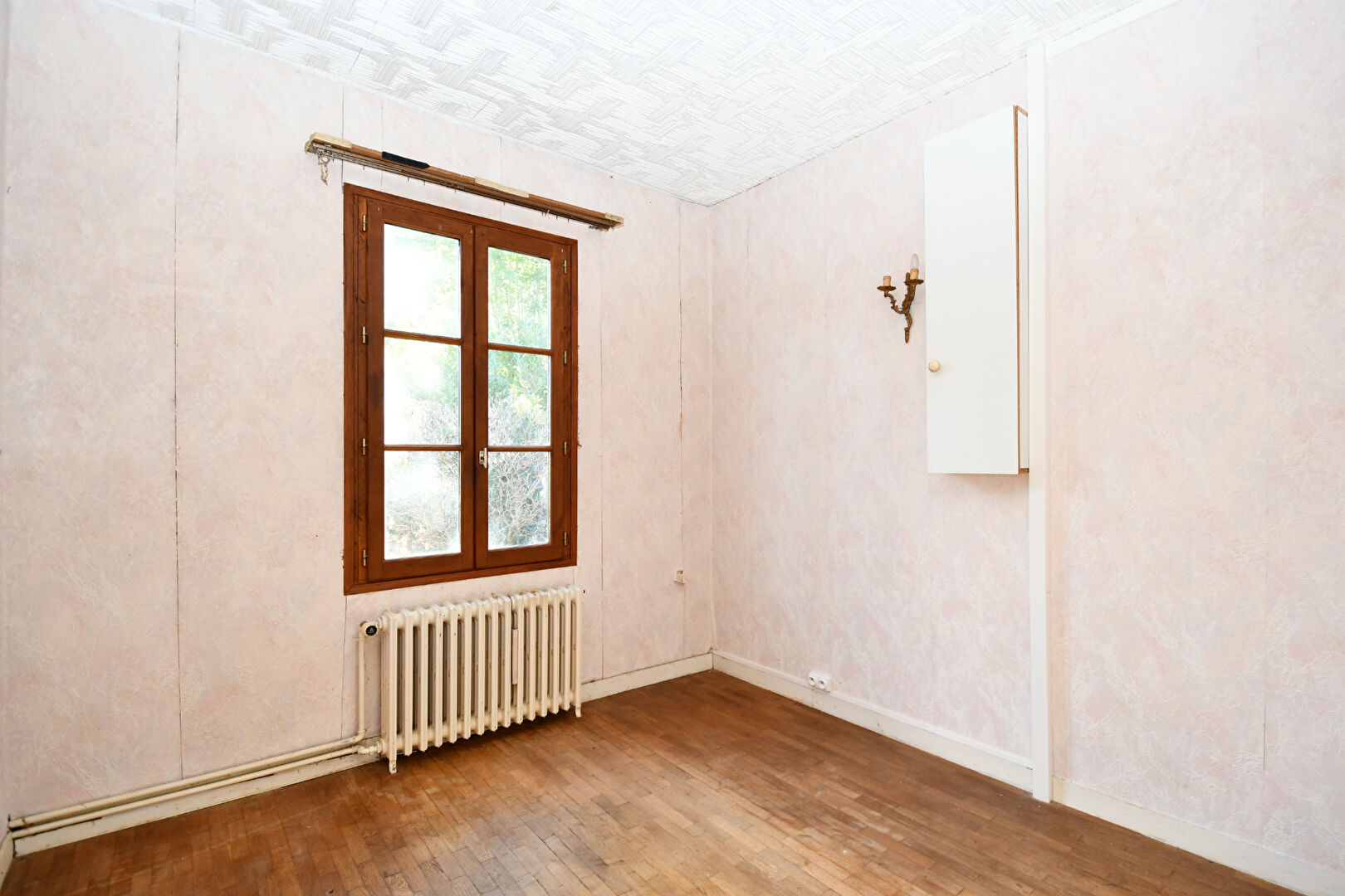 Maison  avec un projet d&rsquo;agrandissement et une dépendance aménagée sur un terrain de 714 m²