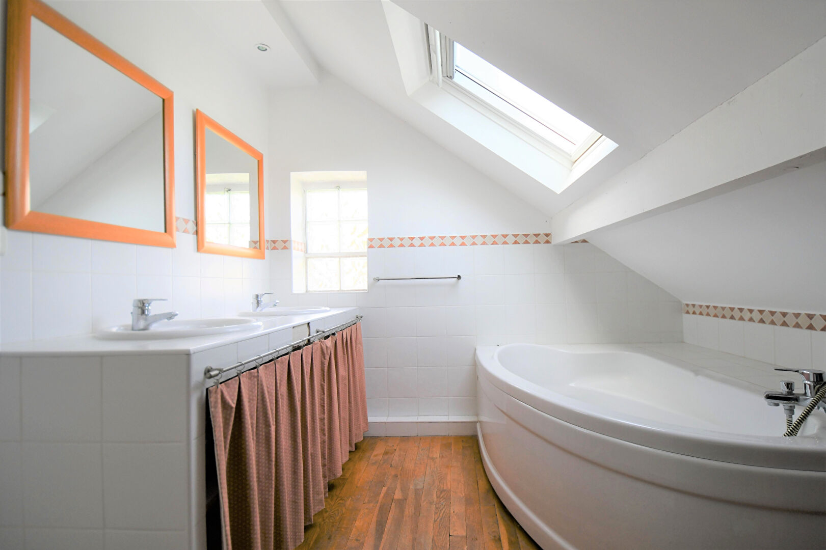 Maison située au Vésinet de 185 m2 au sol sur 649m² de terrain à 14 mn du RER