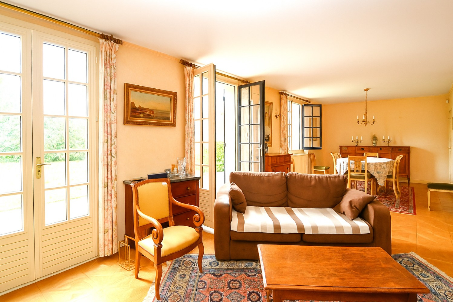 Beaux volumes et fort potentiel pour cette villa familiale de 197 m² sur un terrain de 1000 m² sescteur Côteaux-Monet