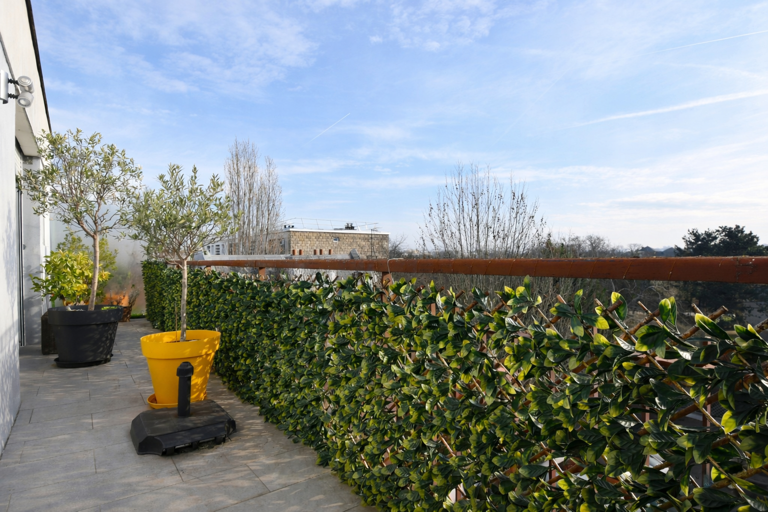 LE VESINET appartement 2 pièces en dernier étage avec ascenseur, balcon, cave et parking