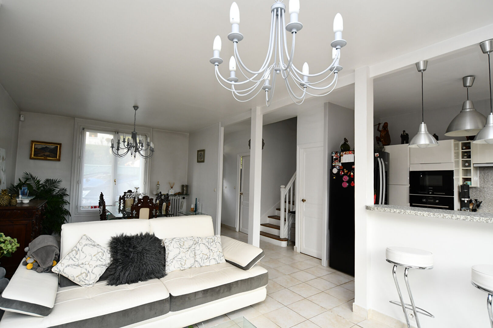 Chatou charmante  maison lumineuse  de 124 m²  au sol avec 3 chambres sur un terrain de 318 m² avec lumière et vue Seine