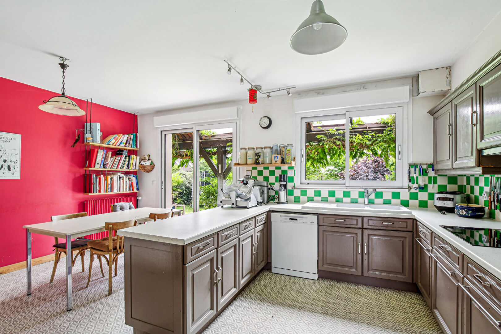 Maison  familiale  de 241 m2 avec 6 chambres sur un terrain de 801 m² à 5 mn du centre ville