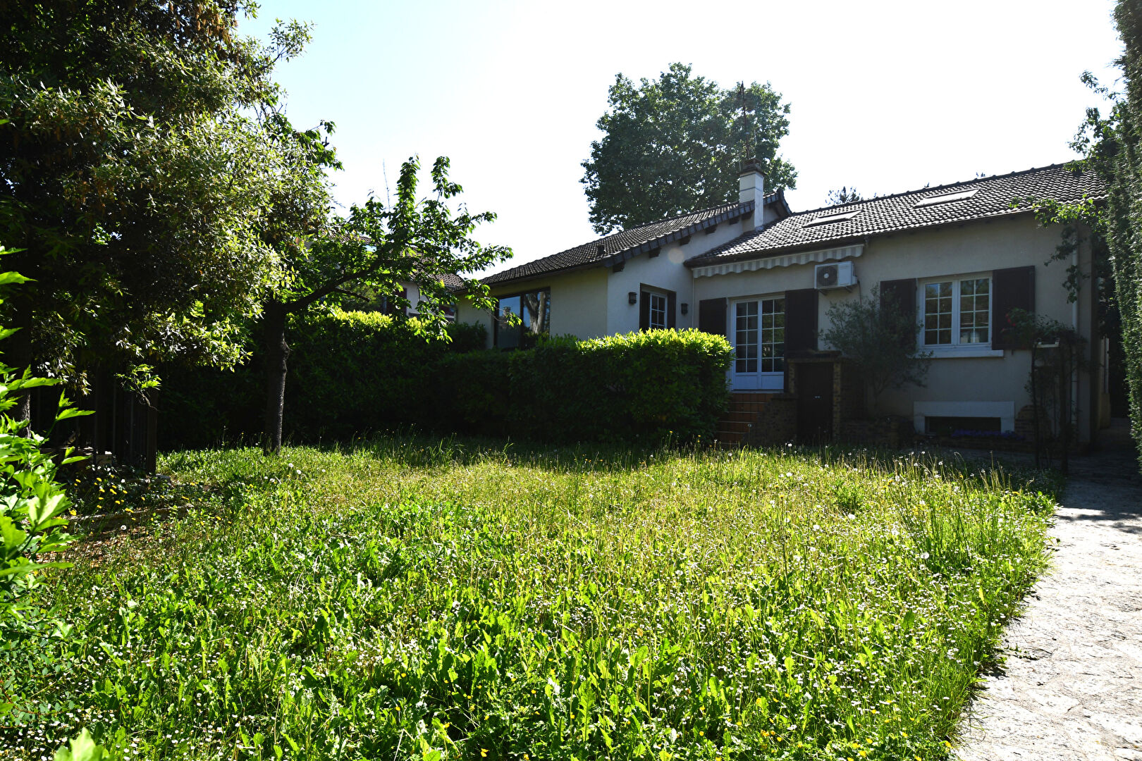 MONTESSON LIMITE LE VESINET – Maison familiale de 204 m² – proche Seine à 18 minutes à pied du RER