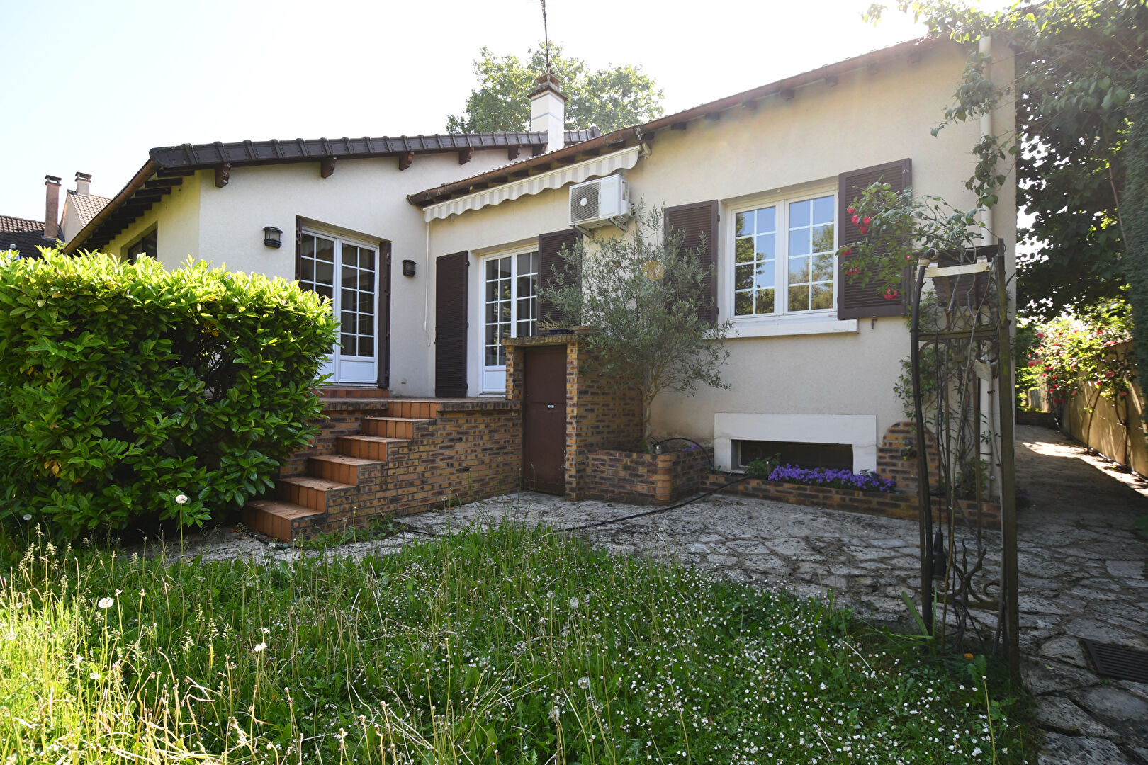 MONTESSON LIMITE LE VESINET – Maison familiale de 204 m² – proche Seine à 18 minutes à pied du RER