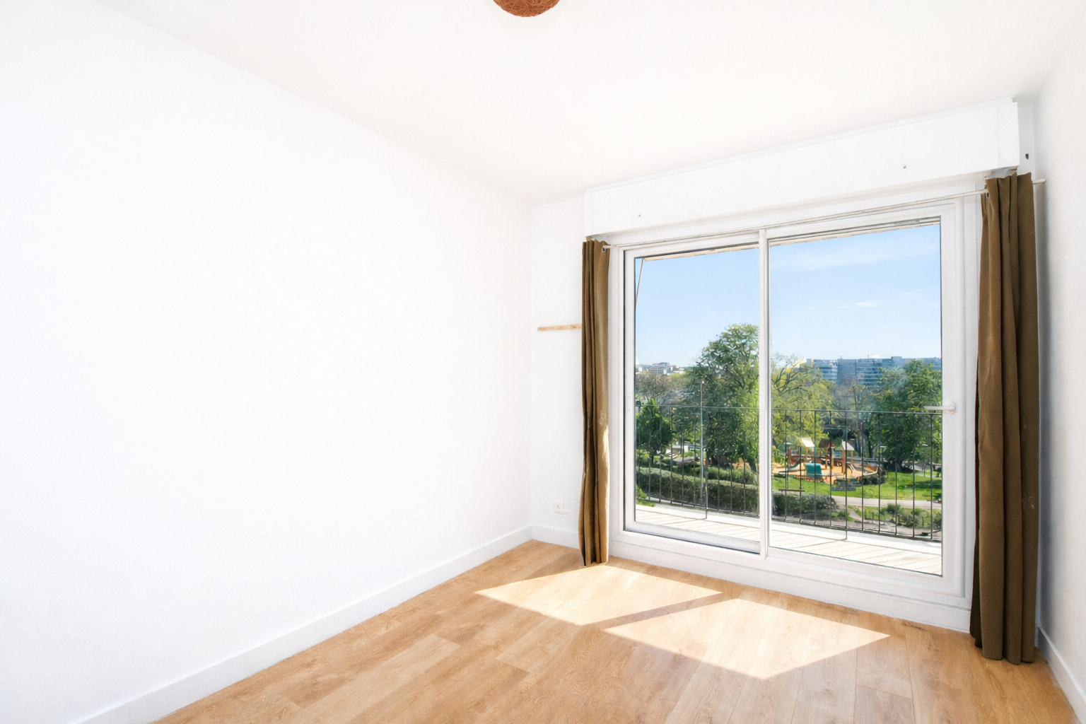 BAS DE CHATOU,  DERNIER ETAGE – APPARTEMENT 4 PIECES  78 M² – 3 CHAMBRES, CAVE – PARKING – 5 MN RER