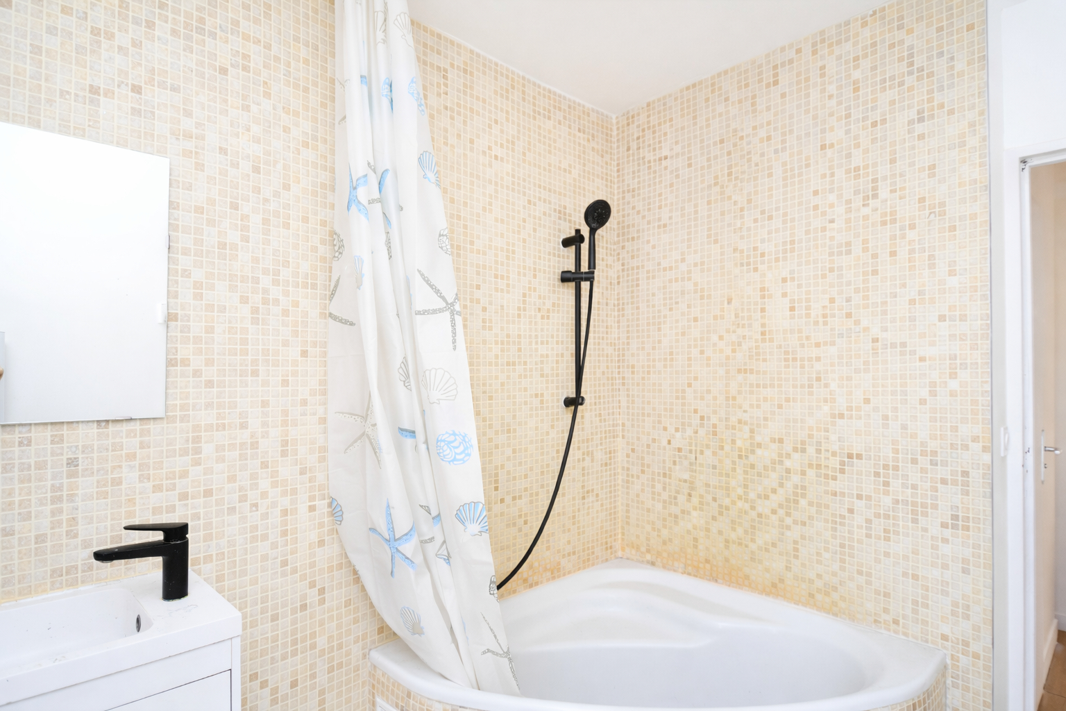 BAS DE CHATOU,  DERNIER ETAGE – APPARTEMENT 4 PIECES  78 M² – 3 CHAMBRES, CAVE – PARKING – 5 MN RER