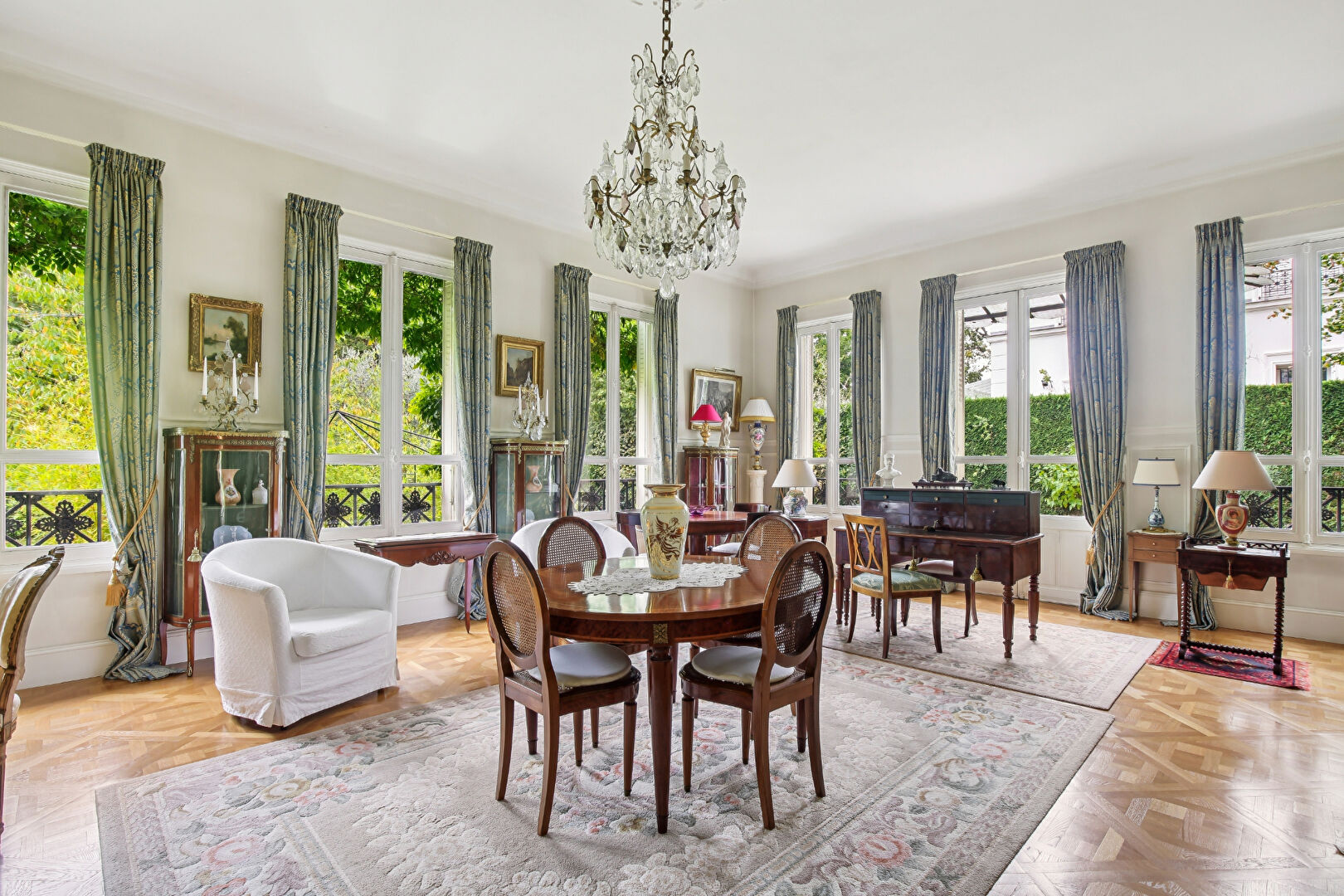 BAS DE CHATOU – Charmante maison de caractère avec écuries réhabilitées et superbe jardin sans vis-à-vis