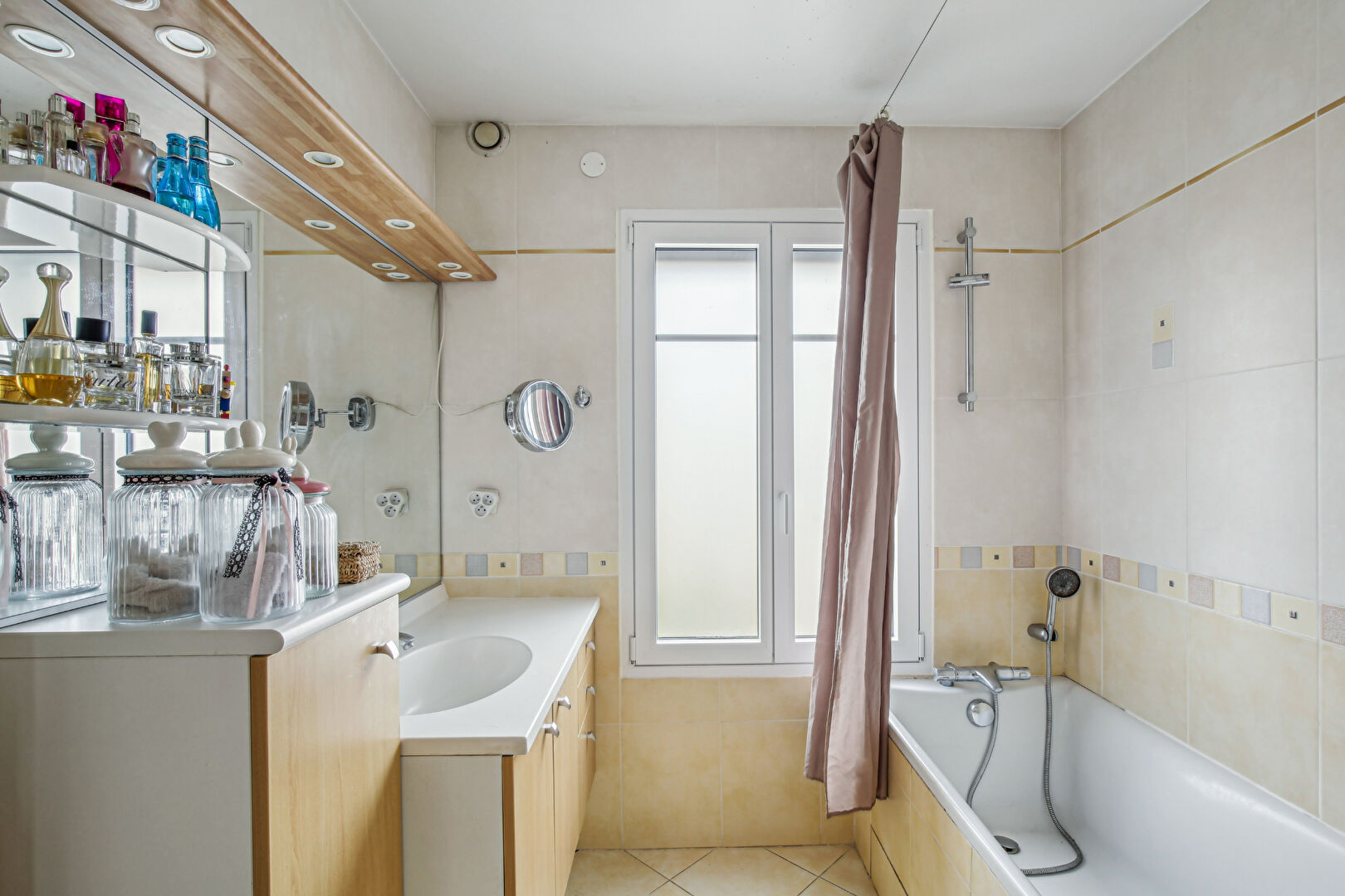 Maison  familiale  de 241 m2 avec 6 chambres sur un terrain de 801 m² à 5 mn du centre ville