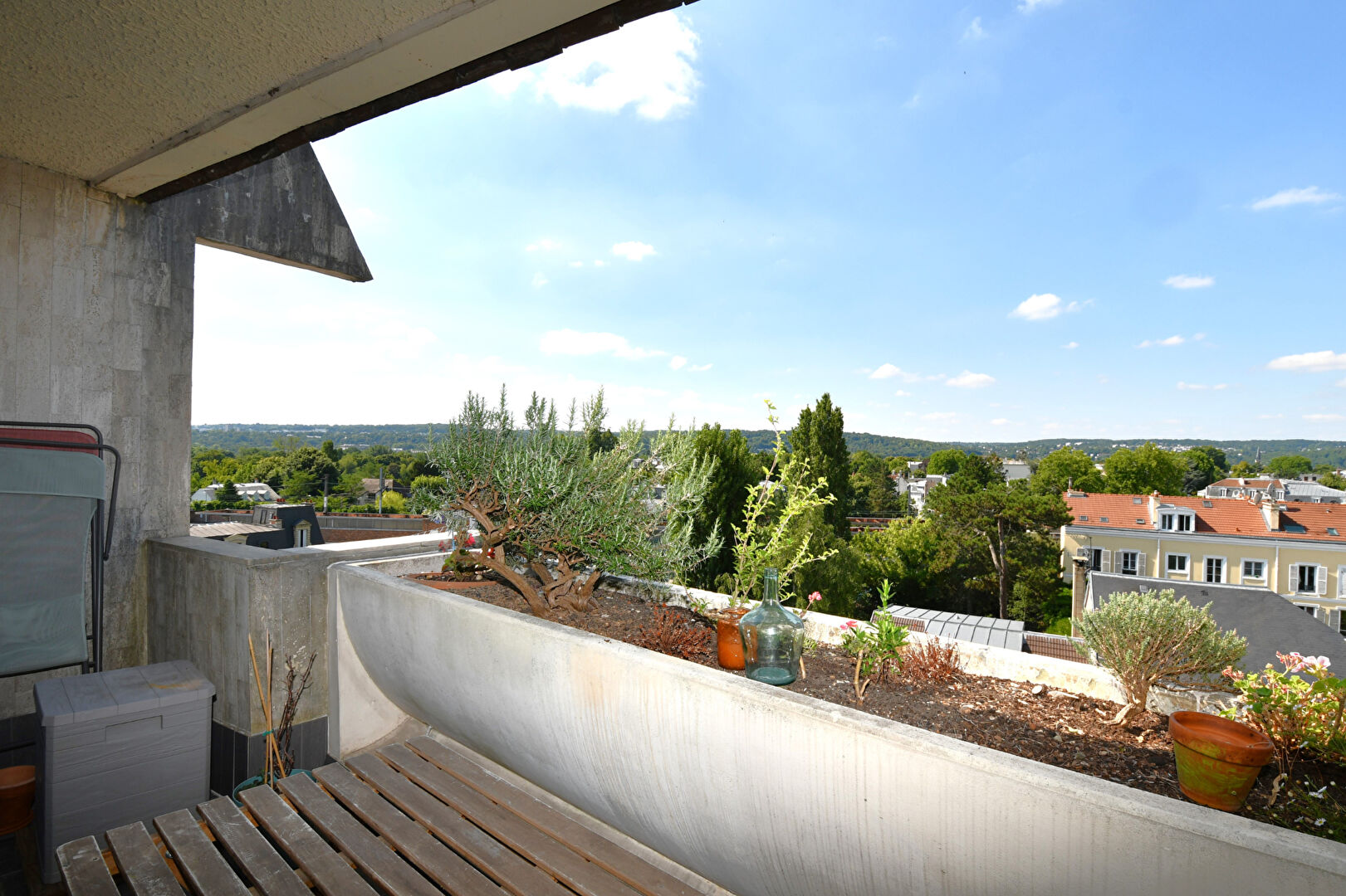 Appartement situé en hyper centre de Chatou de 70 m2 avec 2 chambres  au 4ème étage avec ascenseur