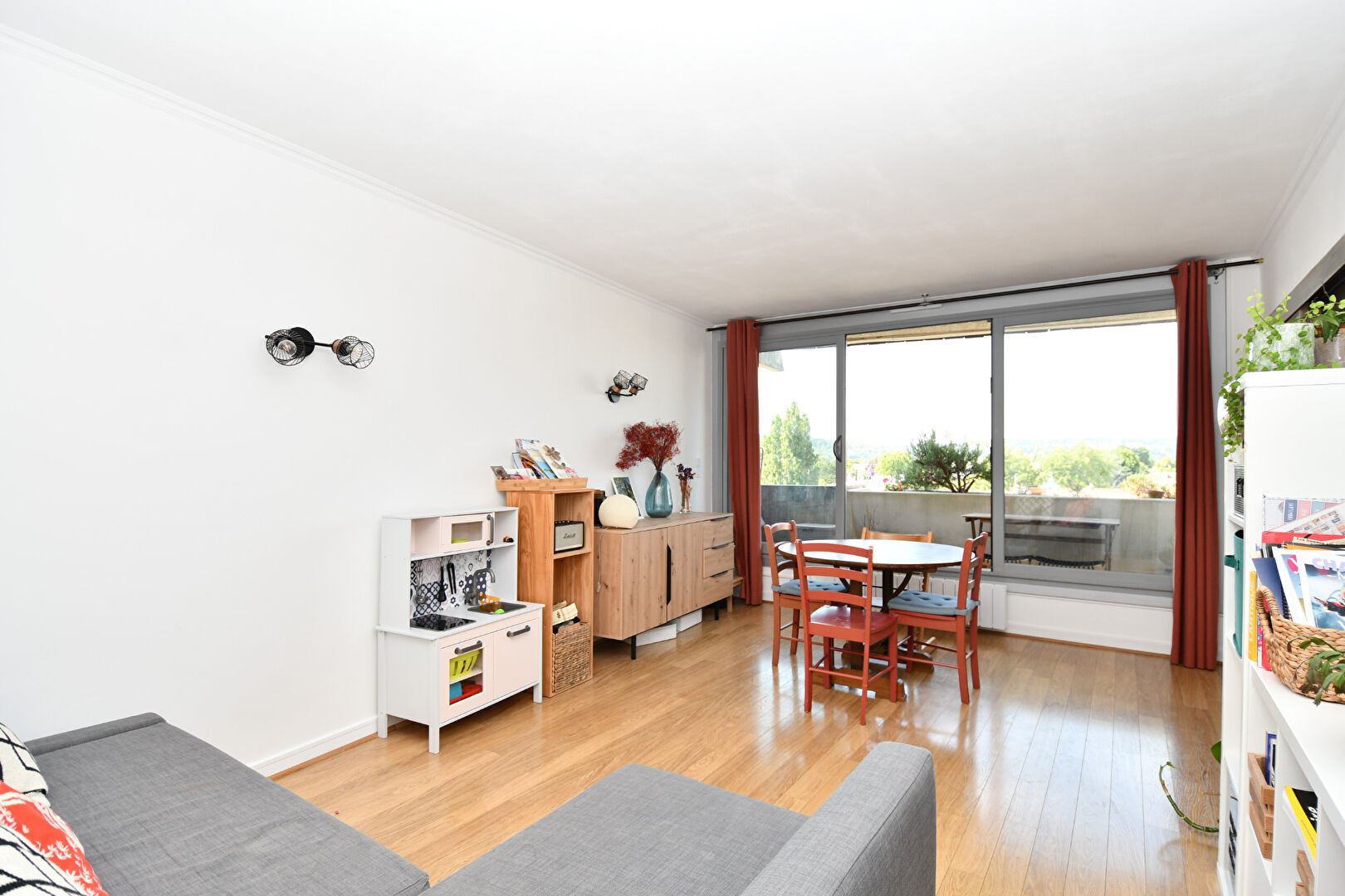 Appartement situé en hyper centre de Chatou de 70 m2 avec 2 chambres  au 4ème étage avec ascenseur