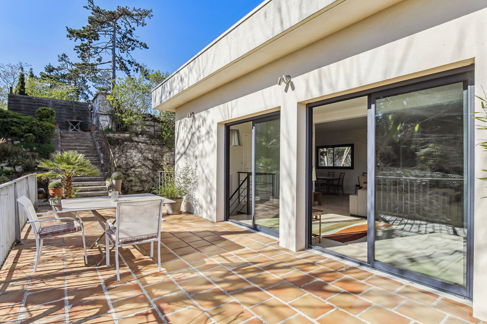 Maison d&rsquo;architecte située à CHATOU avec 4 chambres de 184 m2 sur 914 M² de terrain à 11 mn du RER
