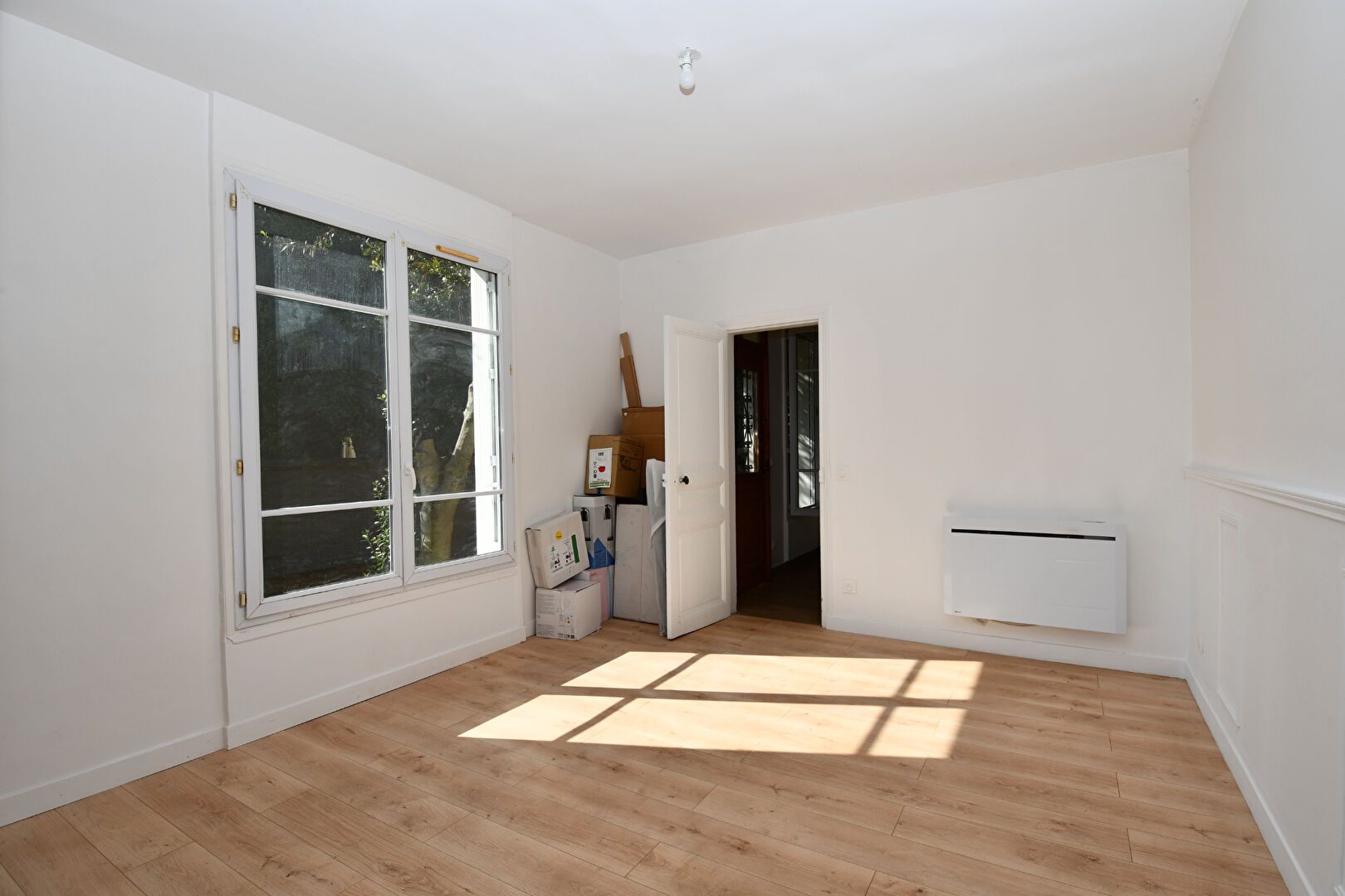 Maison située à Chatou rénovée avec jardin, proche commerces et écoles. Fort potentiel d&rsquo;agrandissement