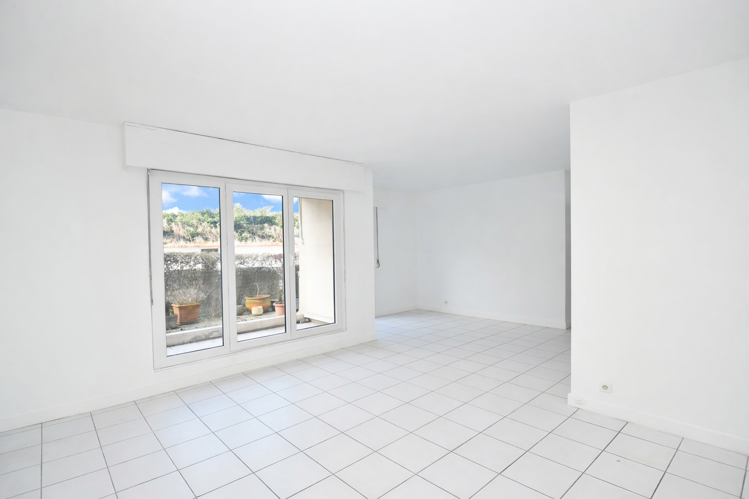 BAS DE CHATOU – 7 mn RER – Appartement 5 pièces 98.45 m²  – Terrasse 31 m² – Cave et place de parking