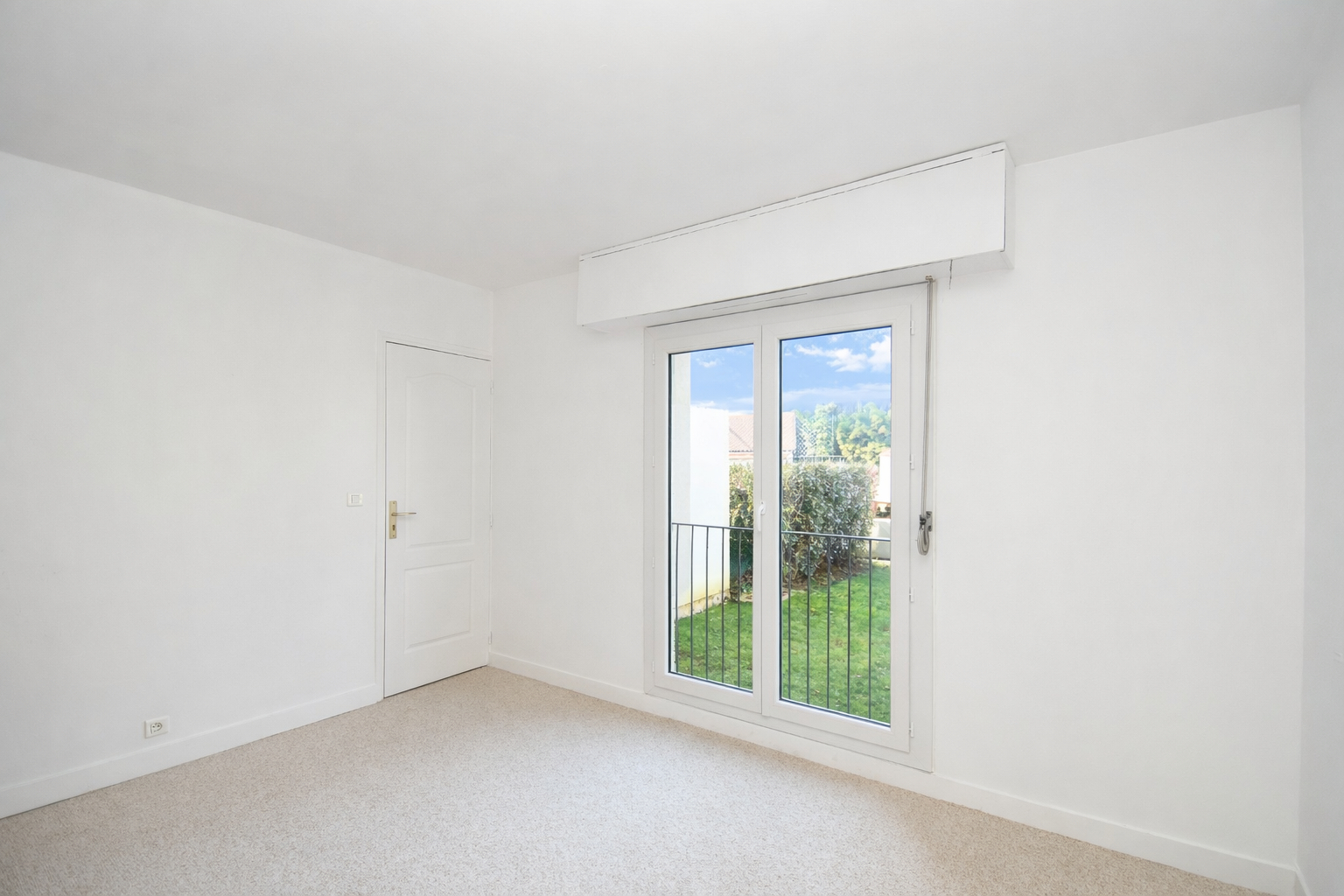 BAS DE CHATOU – 7 mn RER – Appartement 5 pièces 98.45 m²  – Terrasse 31 m² – Cave et place de parking