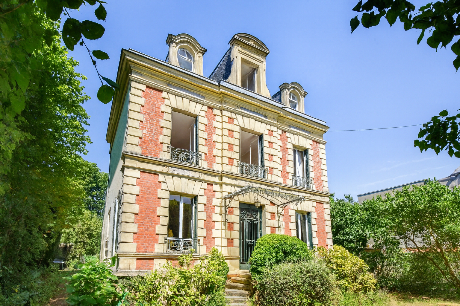 Elégante maison de caractère de 204 m² au sol  sur un terrain de 672 m² dans un secteur prisé à 10 mn du RER