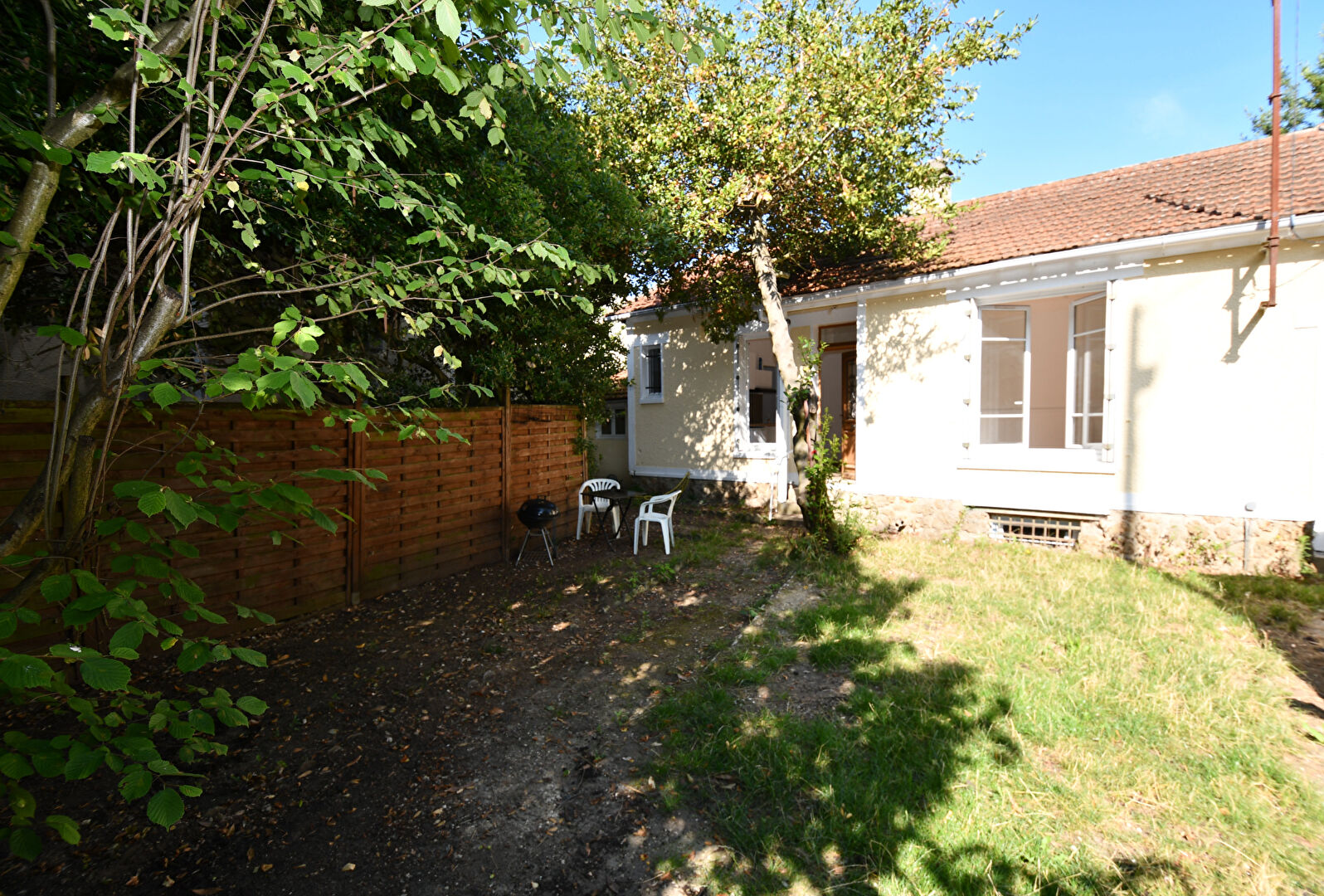 Maison située à Chatou rénovée avec jardin, proche commerces et écoles. Fort potentiel d&rsquo;agrandissement