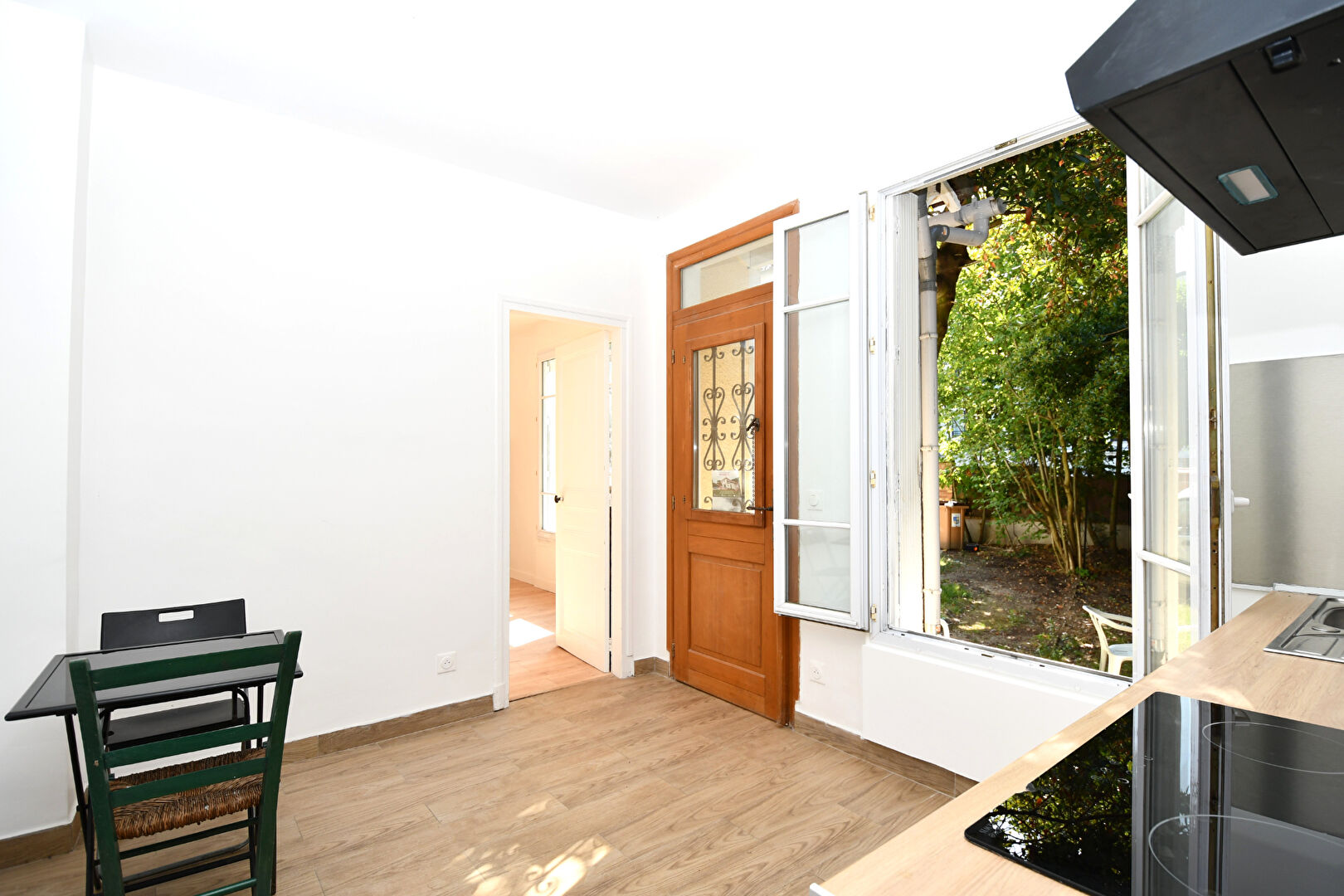 Maison située à Chatou rénovée avec jardin, proche commerces et écoles. Fort potentiel d&rsquo;agrandissement